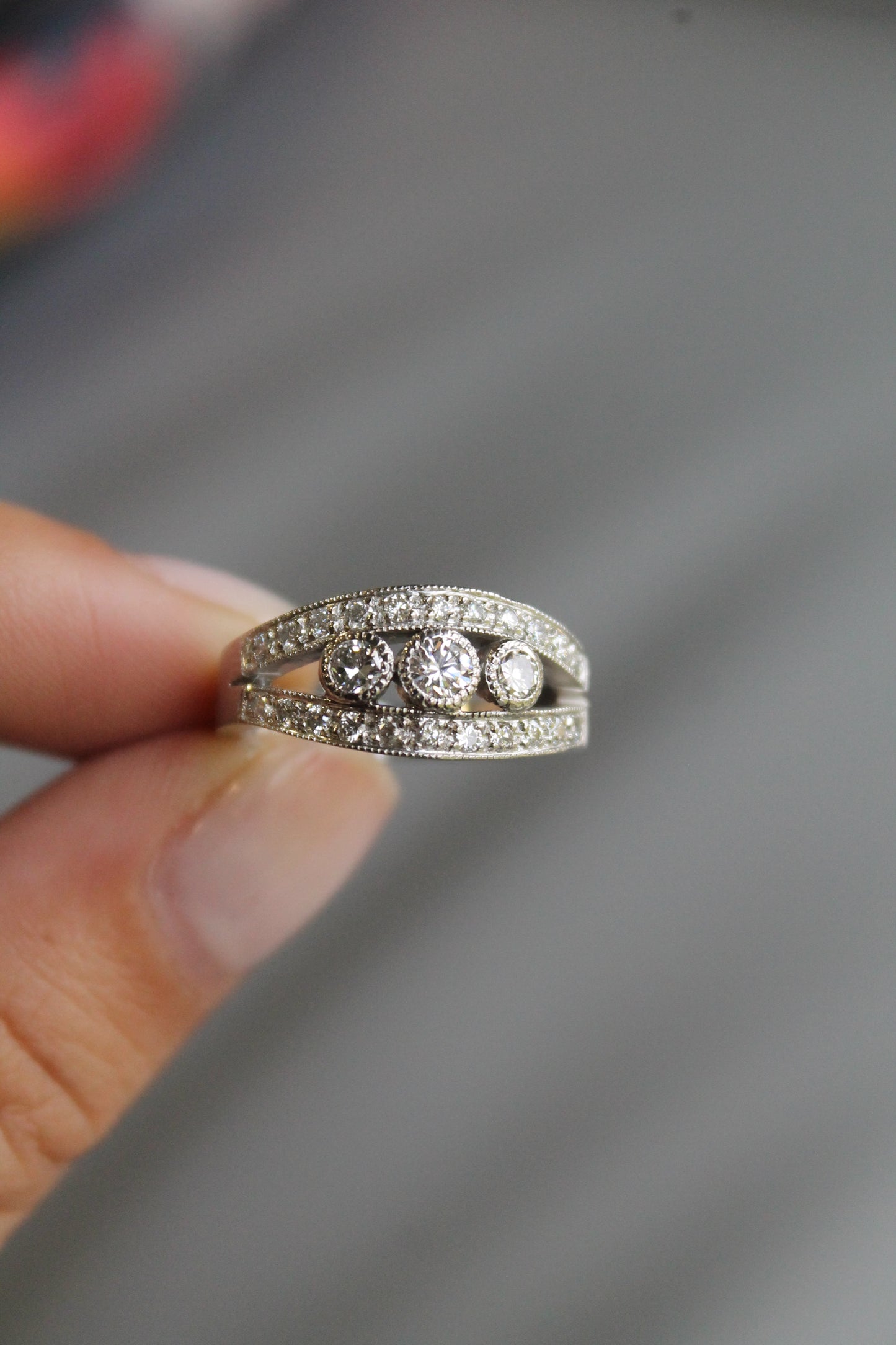 Anillo modelo placa, hecho a mano de oro blanco y brillantes.