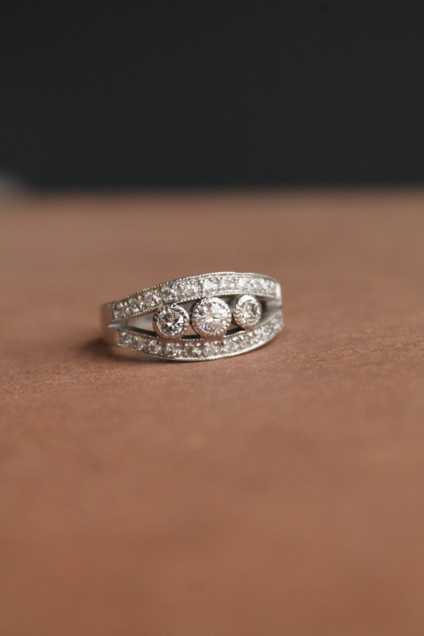 Anillo modelo placa, hecho a mano de oro blanco y brillantes.