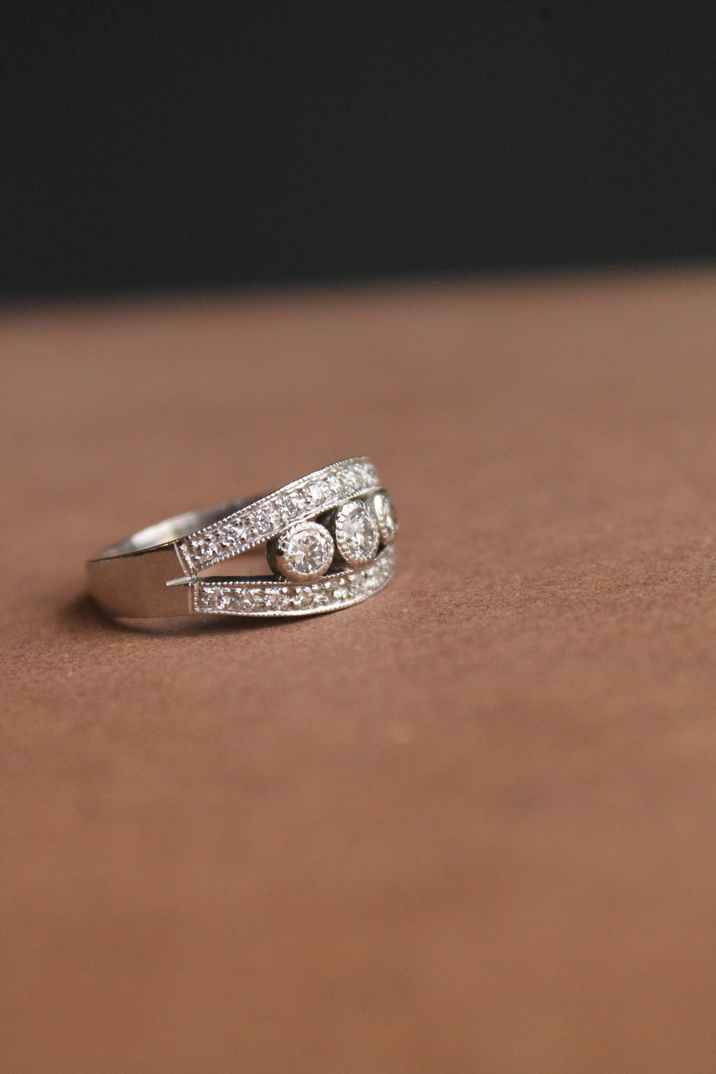 Anillo modelo placa, hecho a mano de oro blanco y brillantes.
