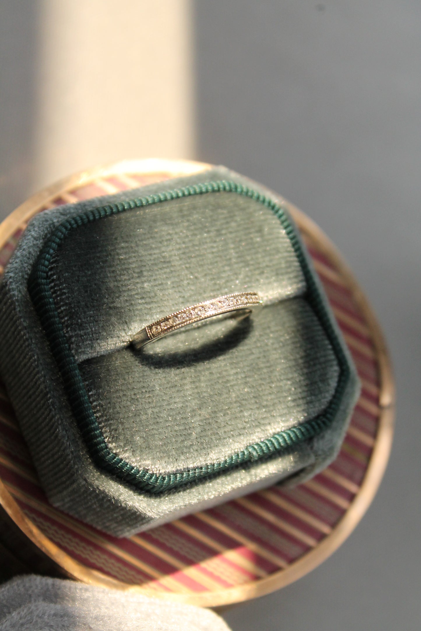 Anillo medio cintillo, hecho a mano de platino y brillantes