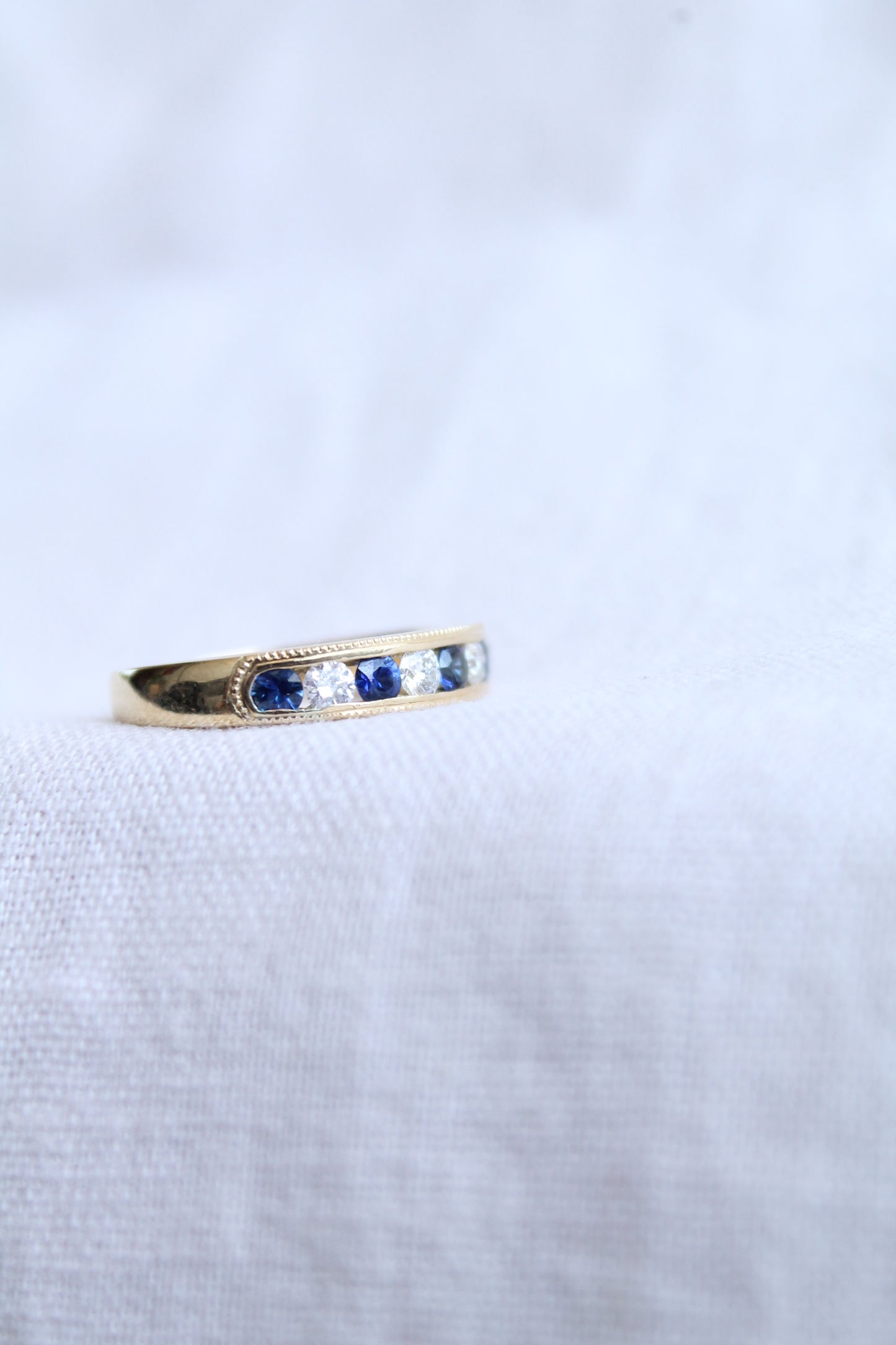 Anillo modelo medio cintillo, hecho a mano, oro amarillo, brillantes y zafiros