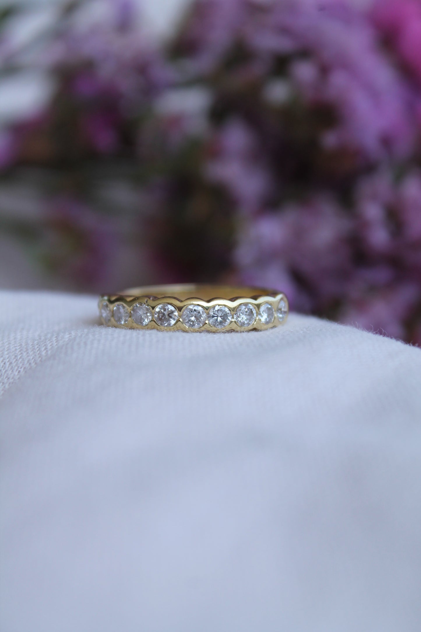 Anillo medio cintillo, hecho a mano, metal oro amarillo y brillantes.