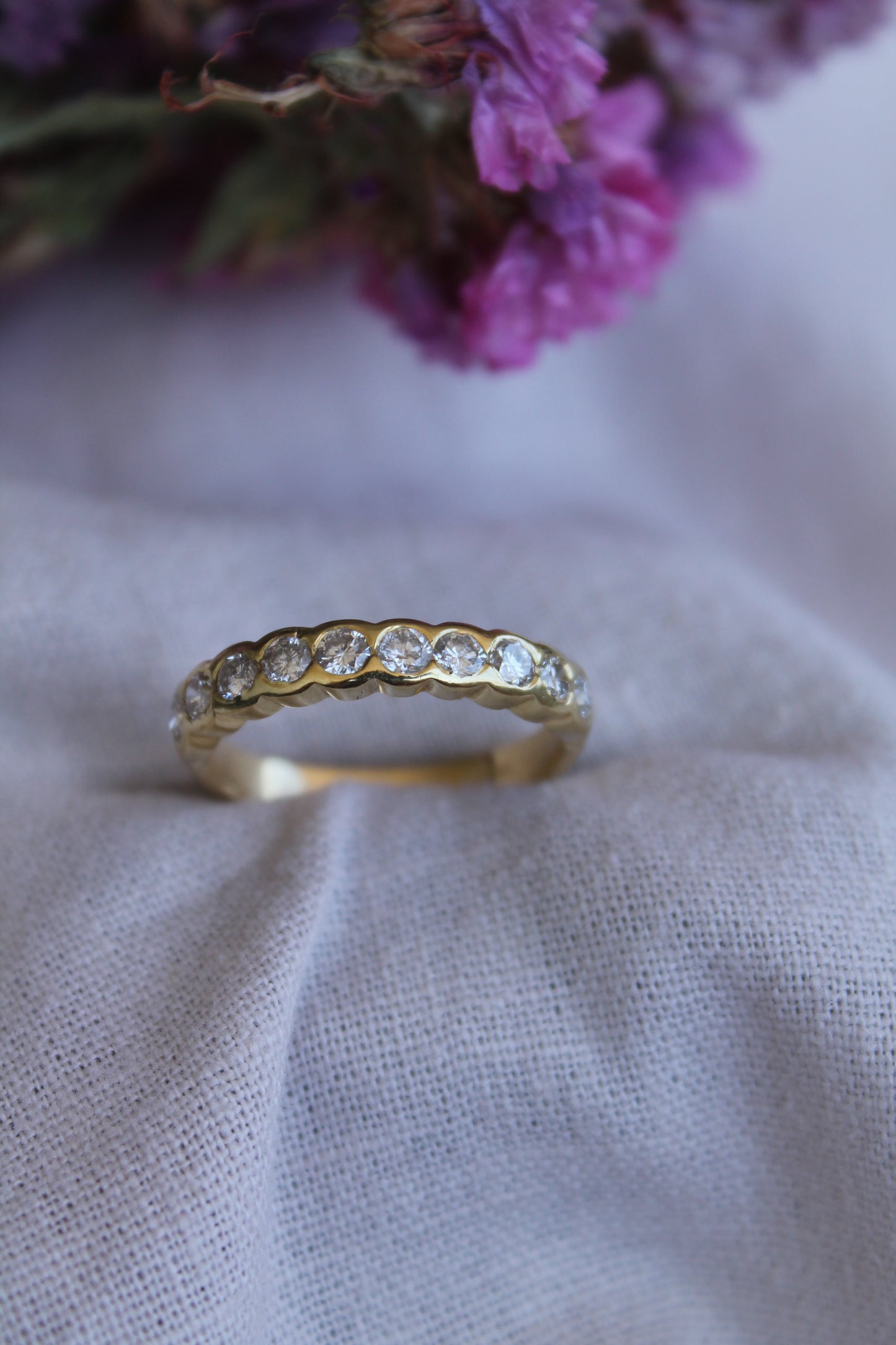 Anillo medio cintillo, hecho a mano, metal oro amarillo y brillantes