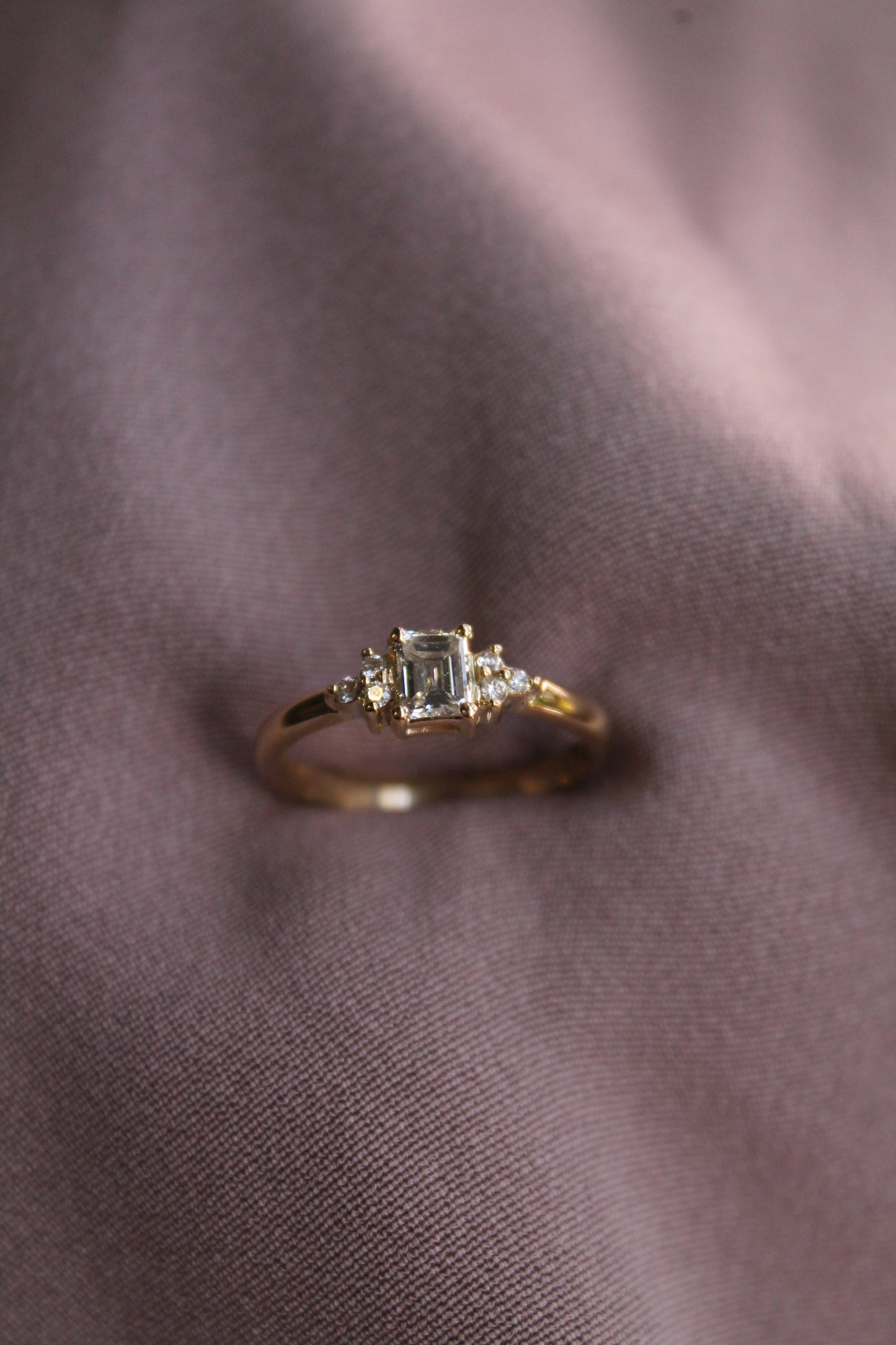 Anillo medio cintillo hecho a mano y a pedido.