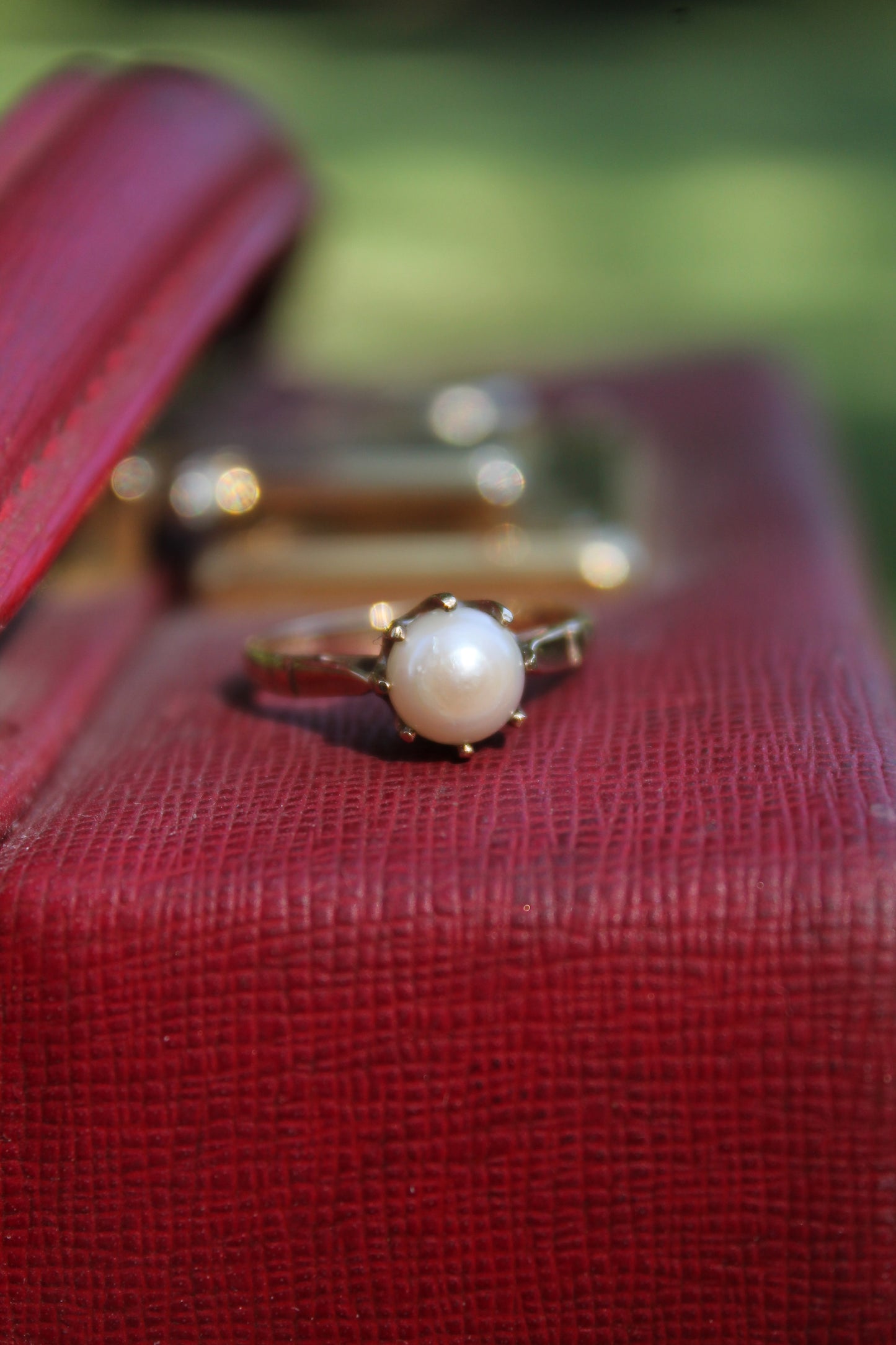 Anillo solitario europeo, oro amarillo y perla cultivada.