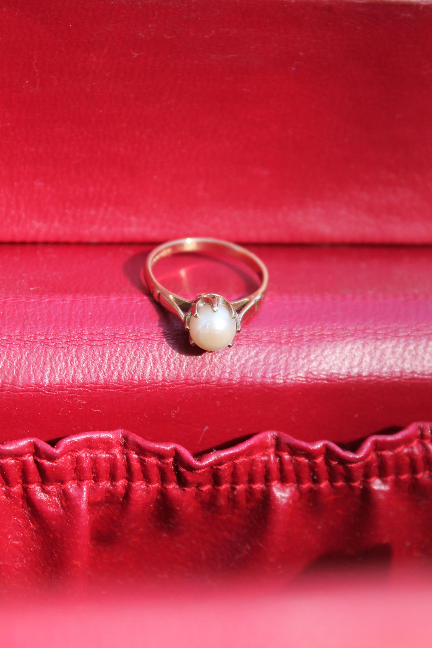 Anillo solitario europeo, oro amarillo y perla cultivada.