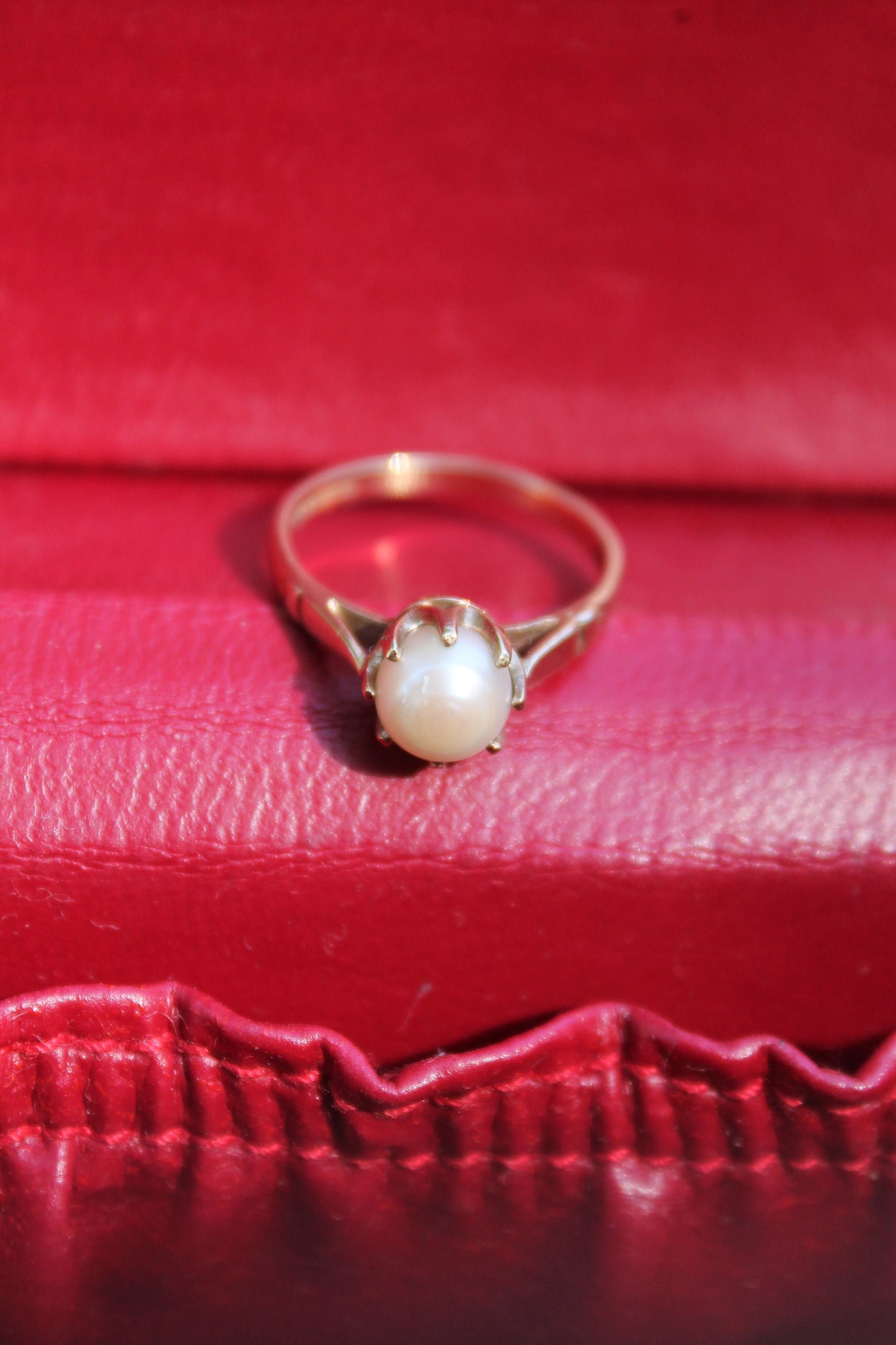 Anillo solitario europeo, oro amarillo y perla cultivada.