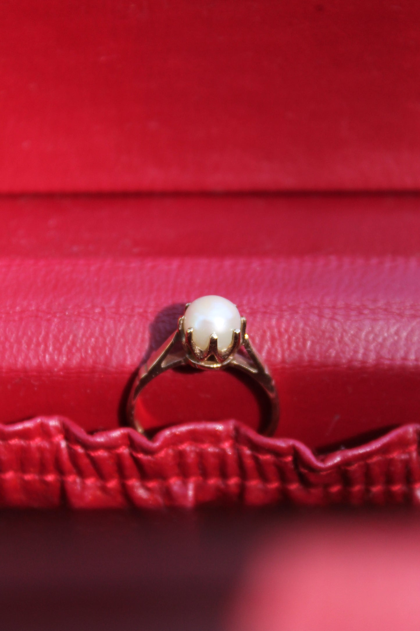 Anillo solitario europeo, oro amarillo y perla cultivada.