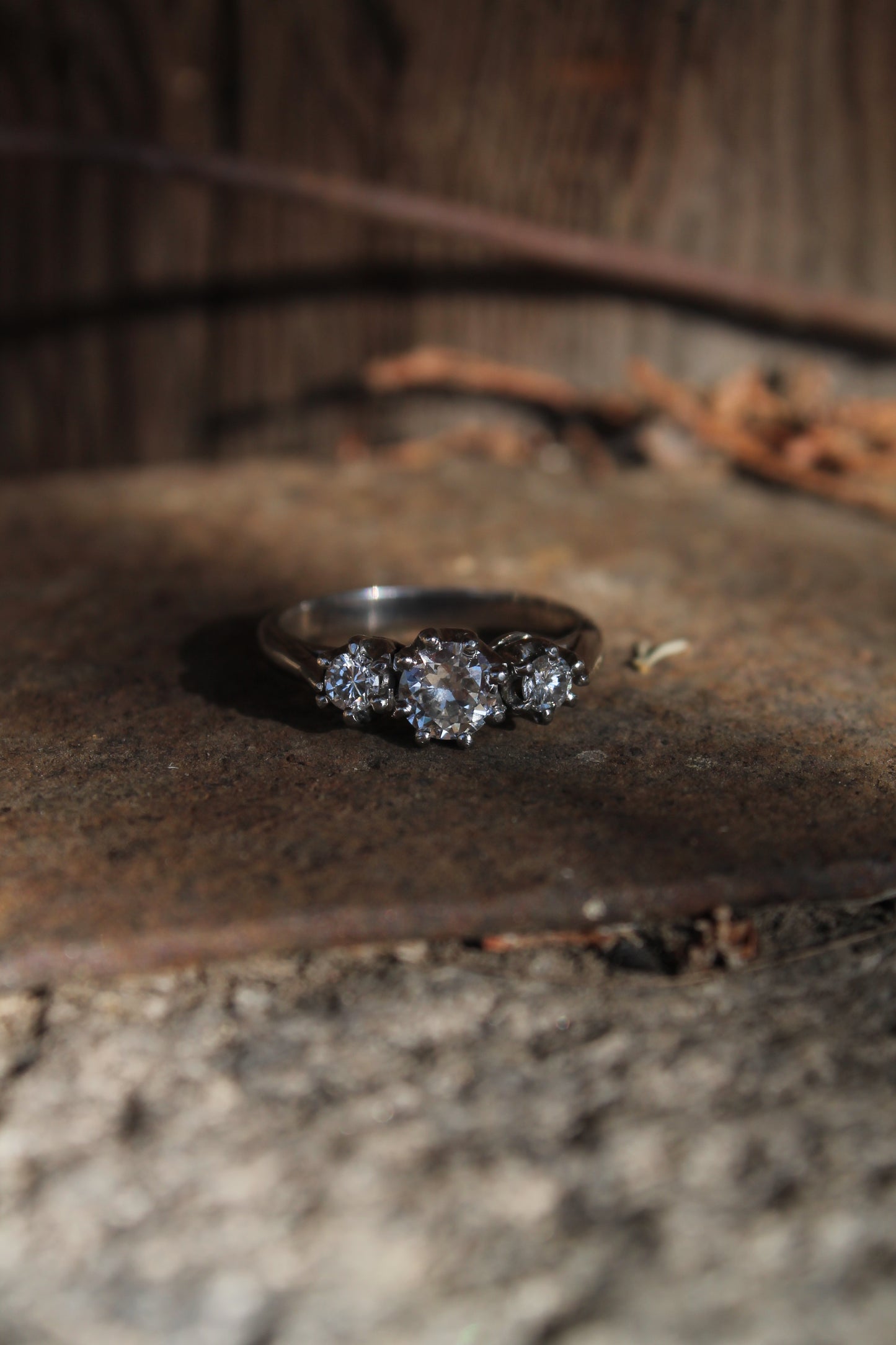 Anillo hecho a mano, platino y brillantes.