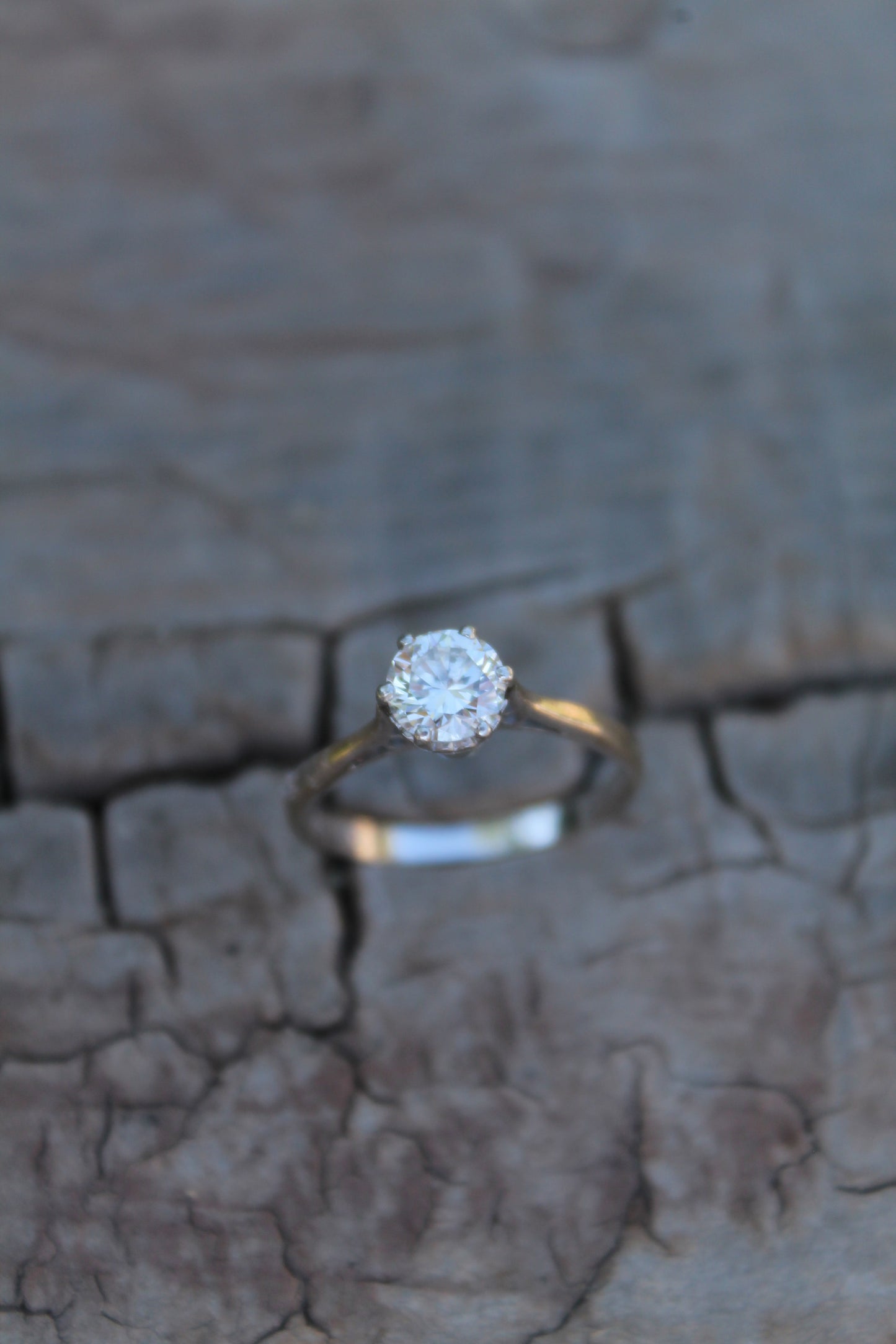 Anillo solitario europeo, hecho a mano, de oro blanco y brillante central "old european cut"