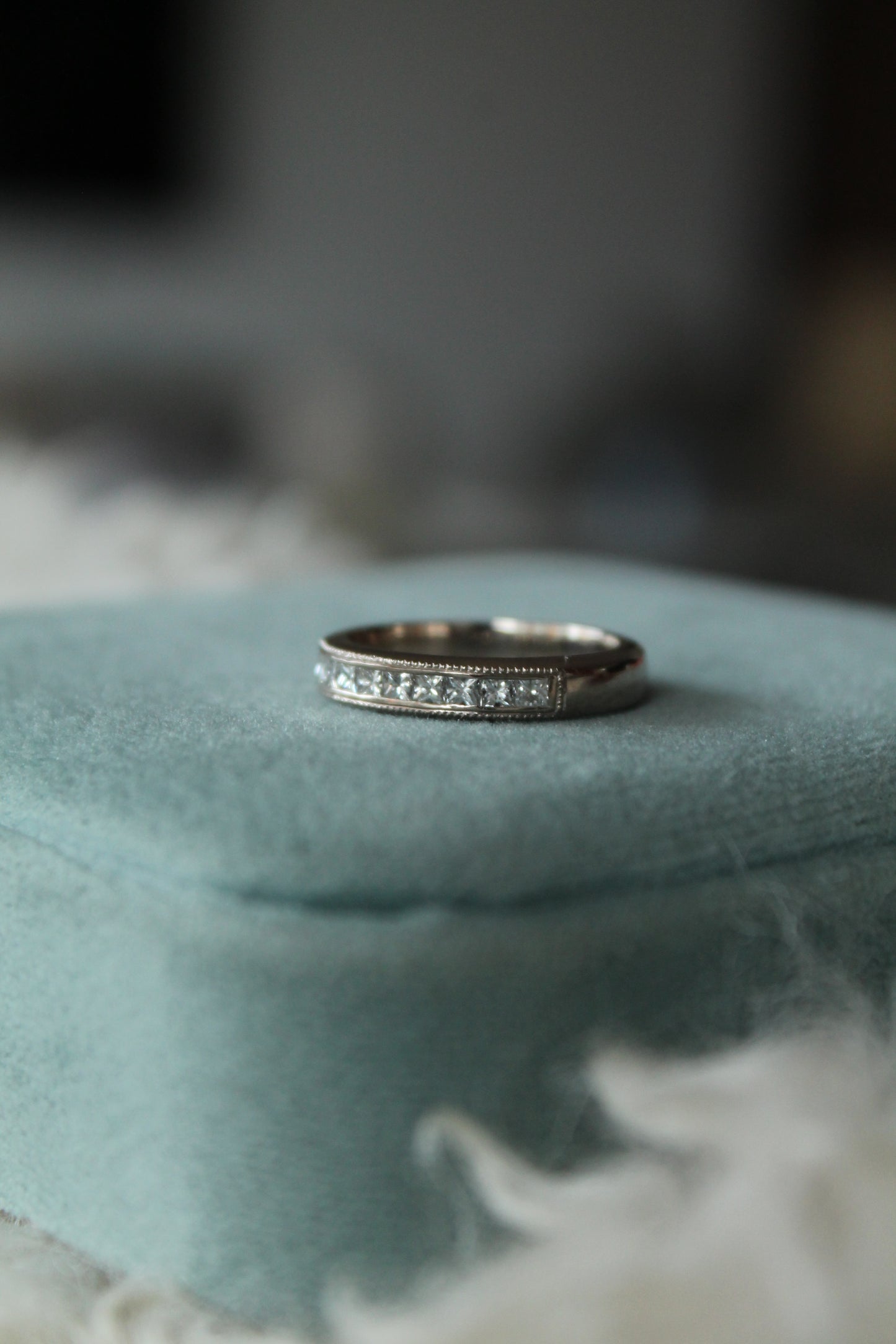 Anillo medio cintillo hecho a mano, metal oro blanco italiano y diamantes talla princesa.