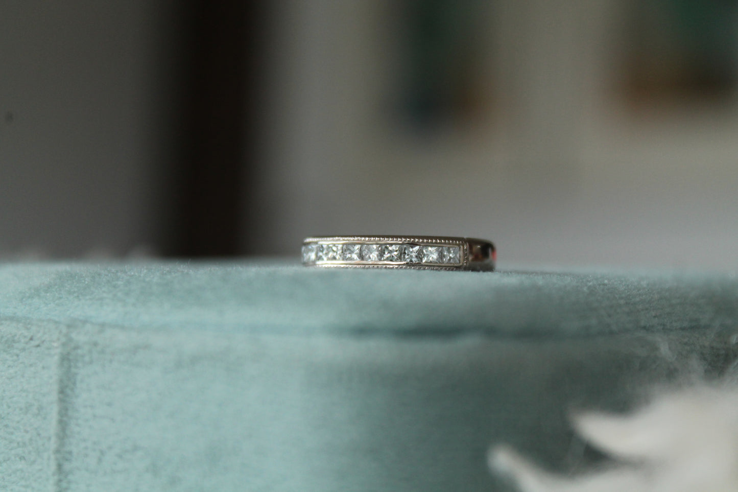 Anillo medio cintillo hecho a mano, metal oro blanco italiano y diamantes talla princesa.