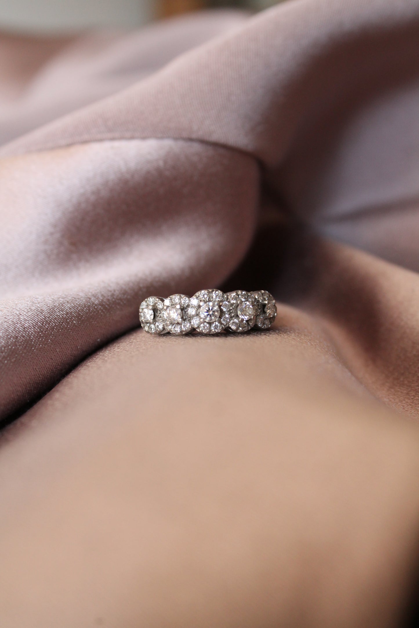 Anillo a pedido, hecho a mano, platino y brillantes.