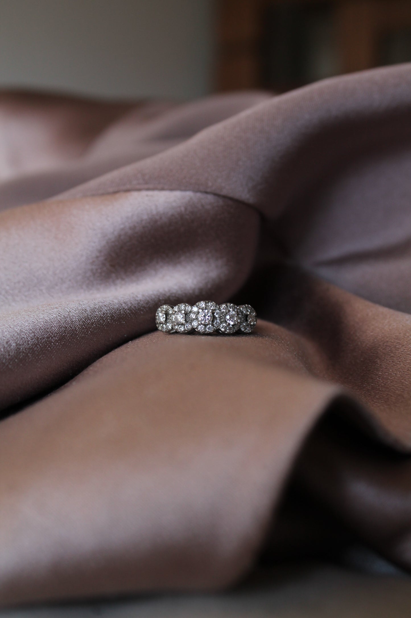 Anillo a pedido, hecho a mano, platino y brillantes.