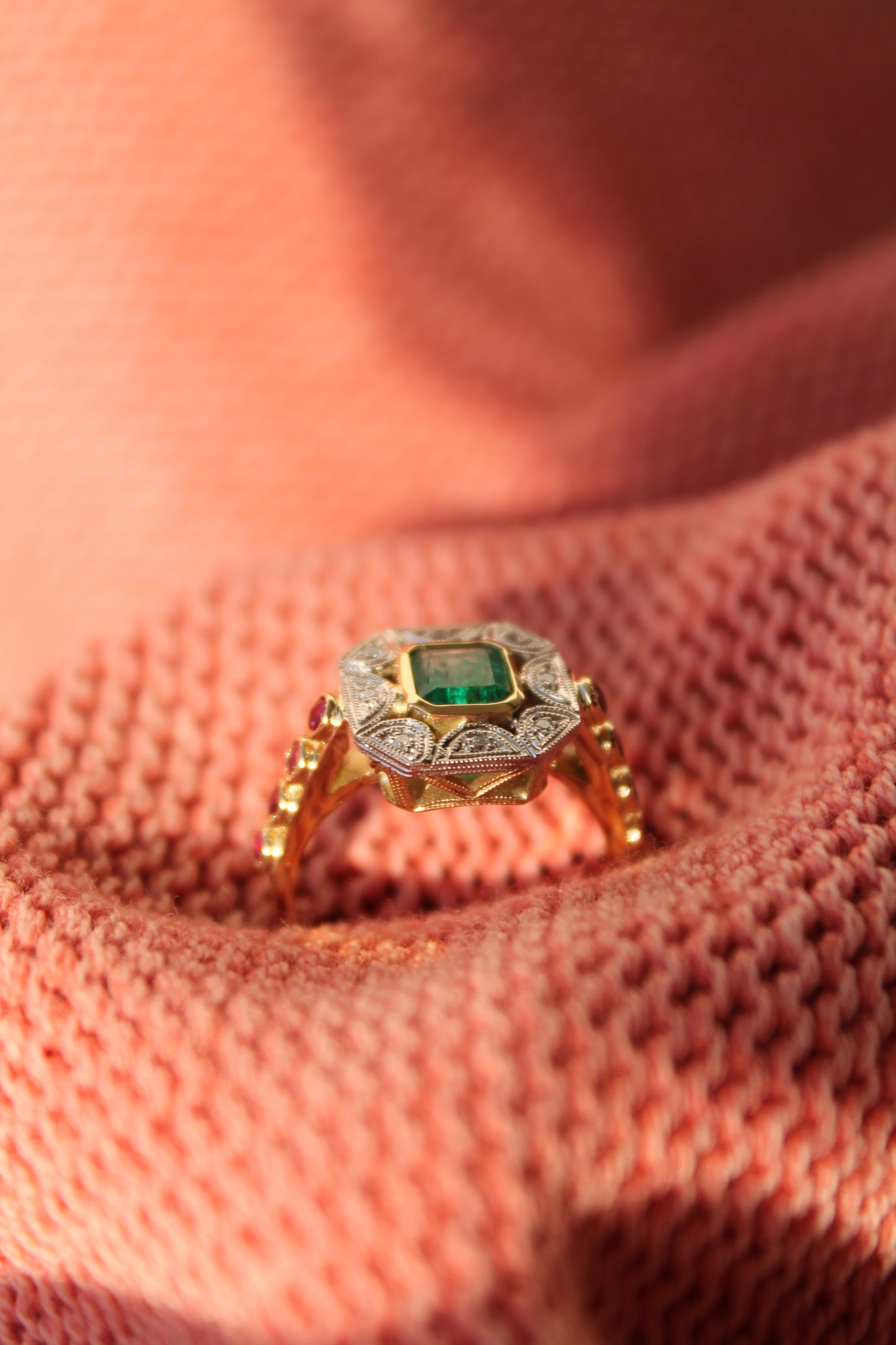 Anillo a pedido, hecho a mano, de metal platino, oro amarillo, Esmeralda, brillantes y rubíes.
