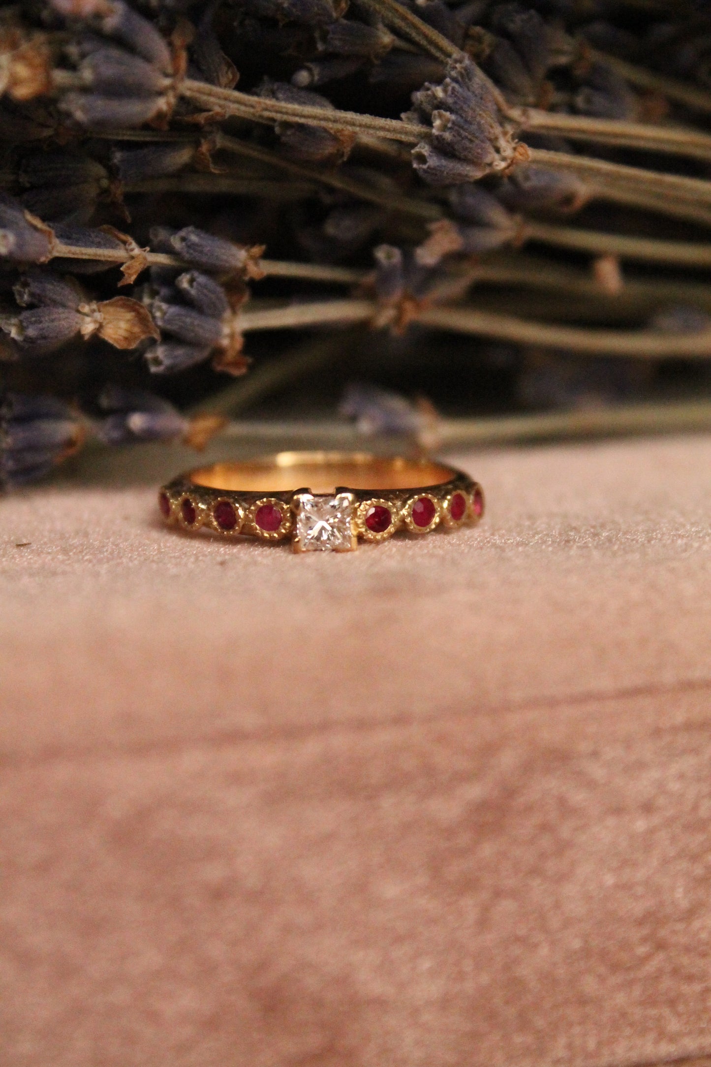 Anillo solitario europeo, oro amarillo, rubíes y diamante princesa.