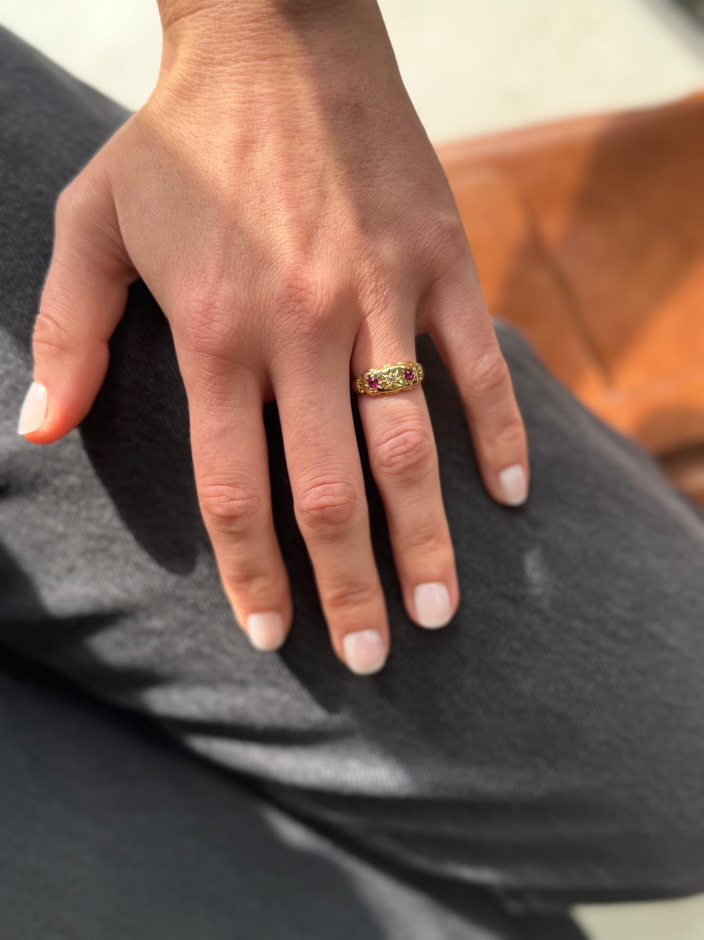 Anillo antique Inglés, de oro amarillo, rubíes y brillantes.