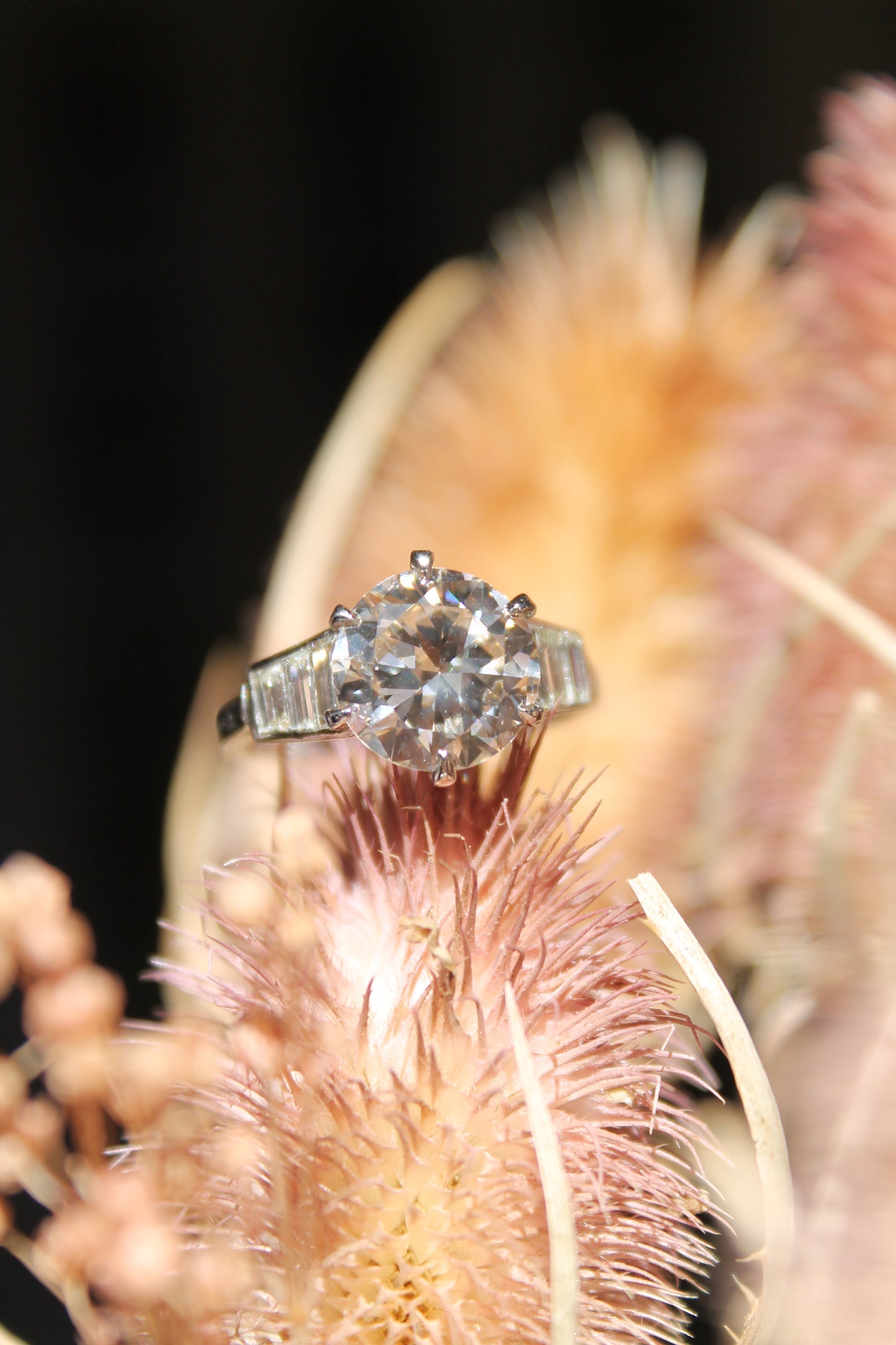 Anillo modelo solitario Art Deco, hecho a mano, metal platino y diamantes.
