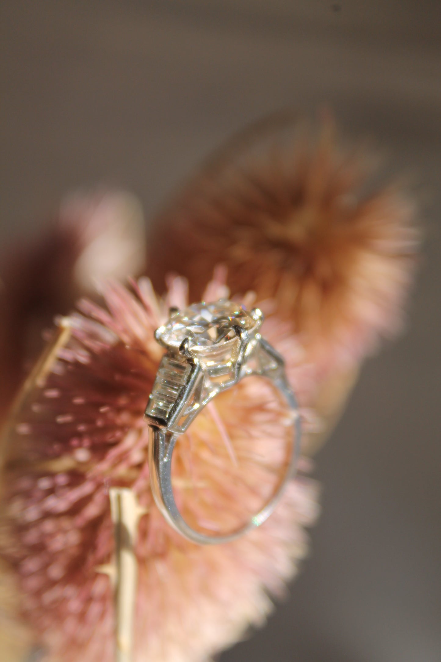 Anillo modelo solitario Art Deco, hecho a mano, metal platino y diamantes.