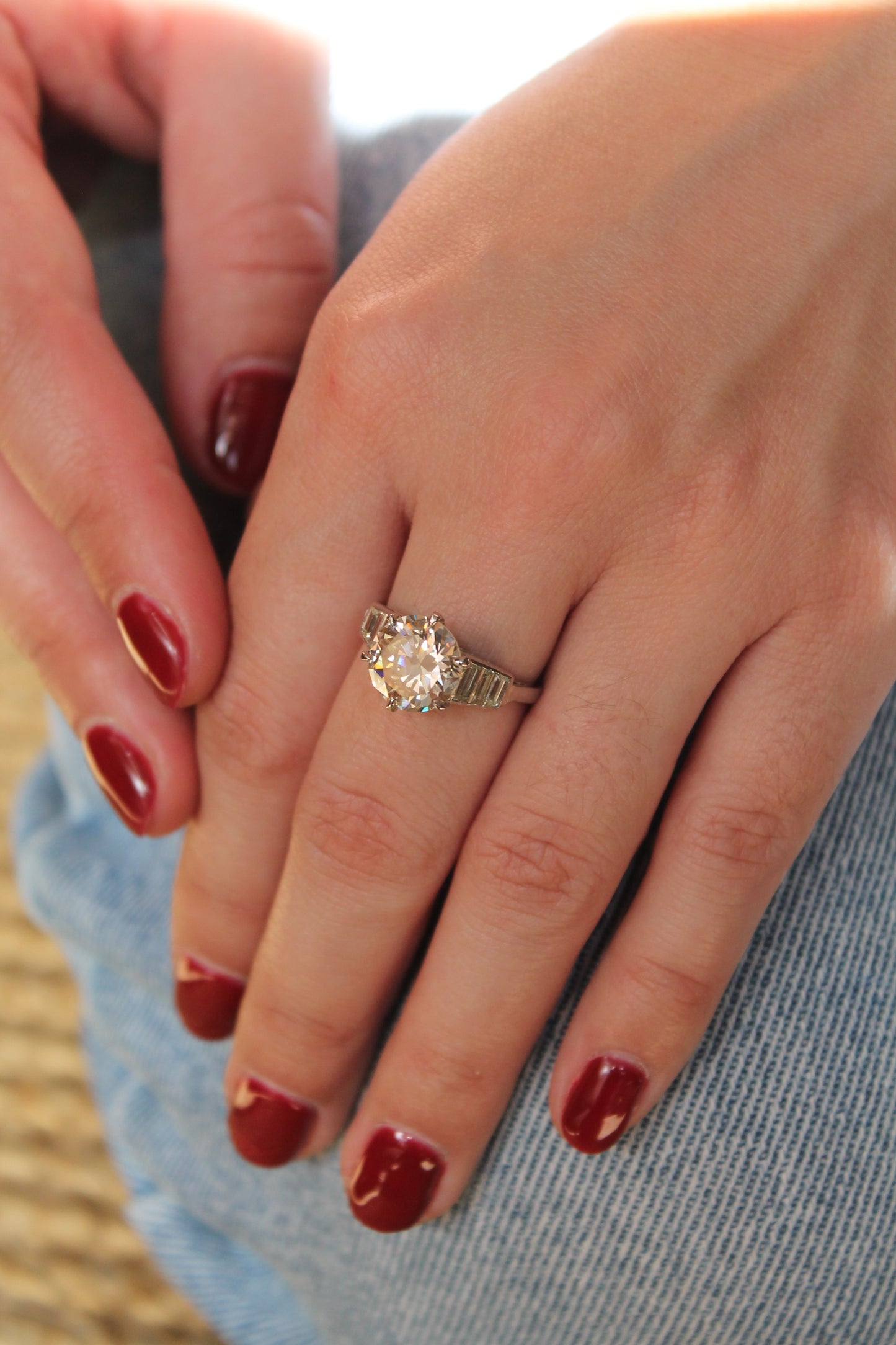 Anillo modelo solitario Art Deco, hecho a mano, metal platino y diamantes.