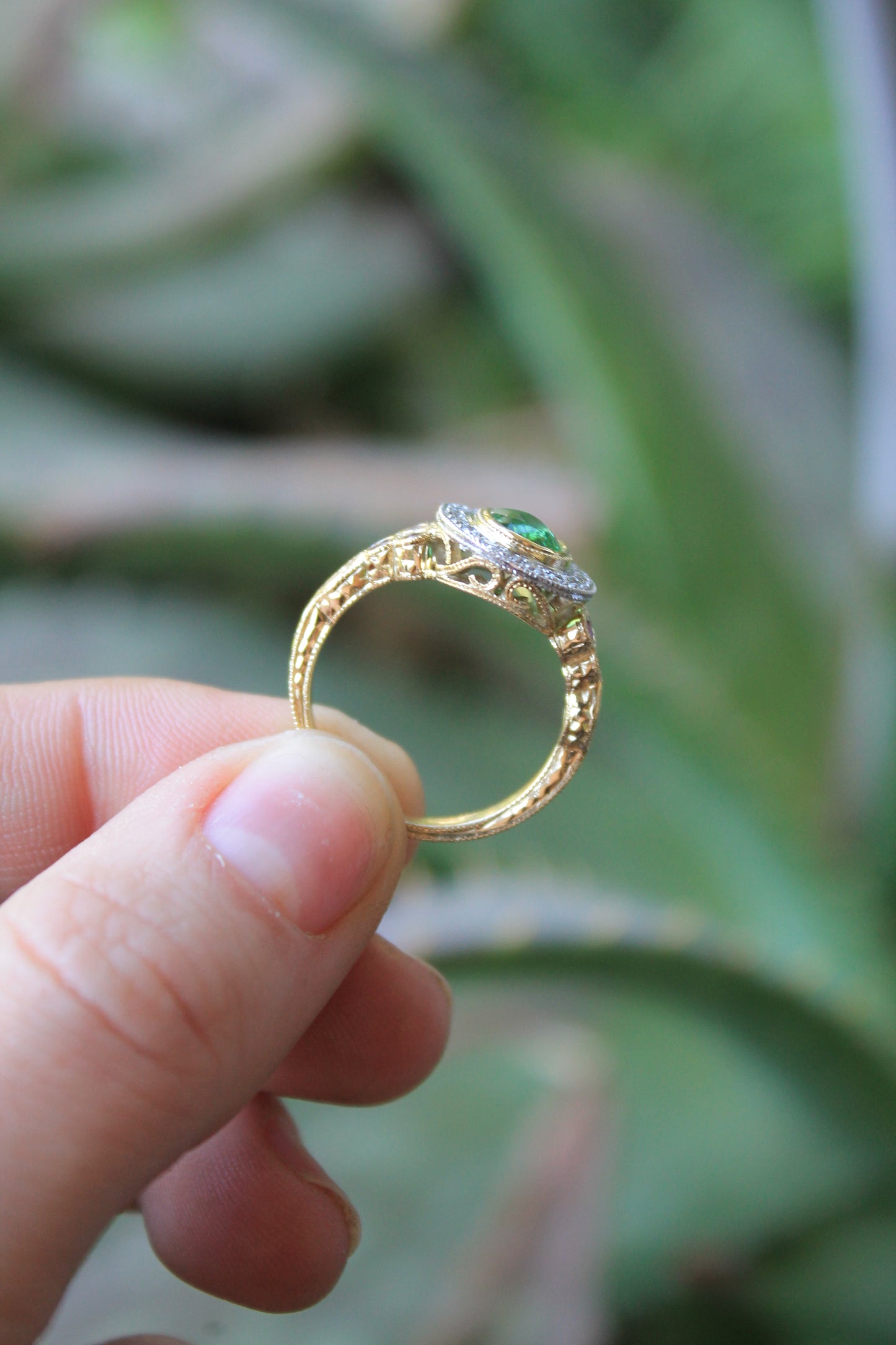 Anillo a pedido, hecho a mano, oro amarillo, turmalina verde, rubíes y brillantes