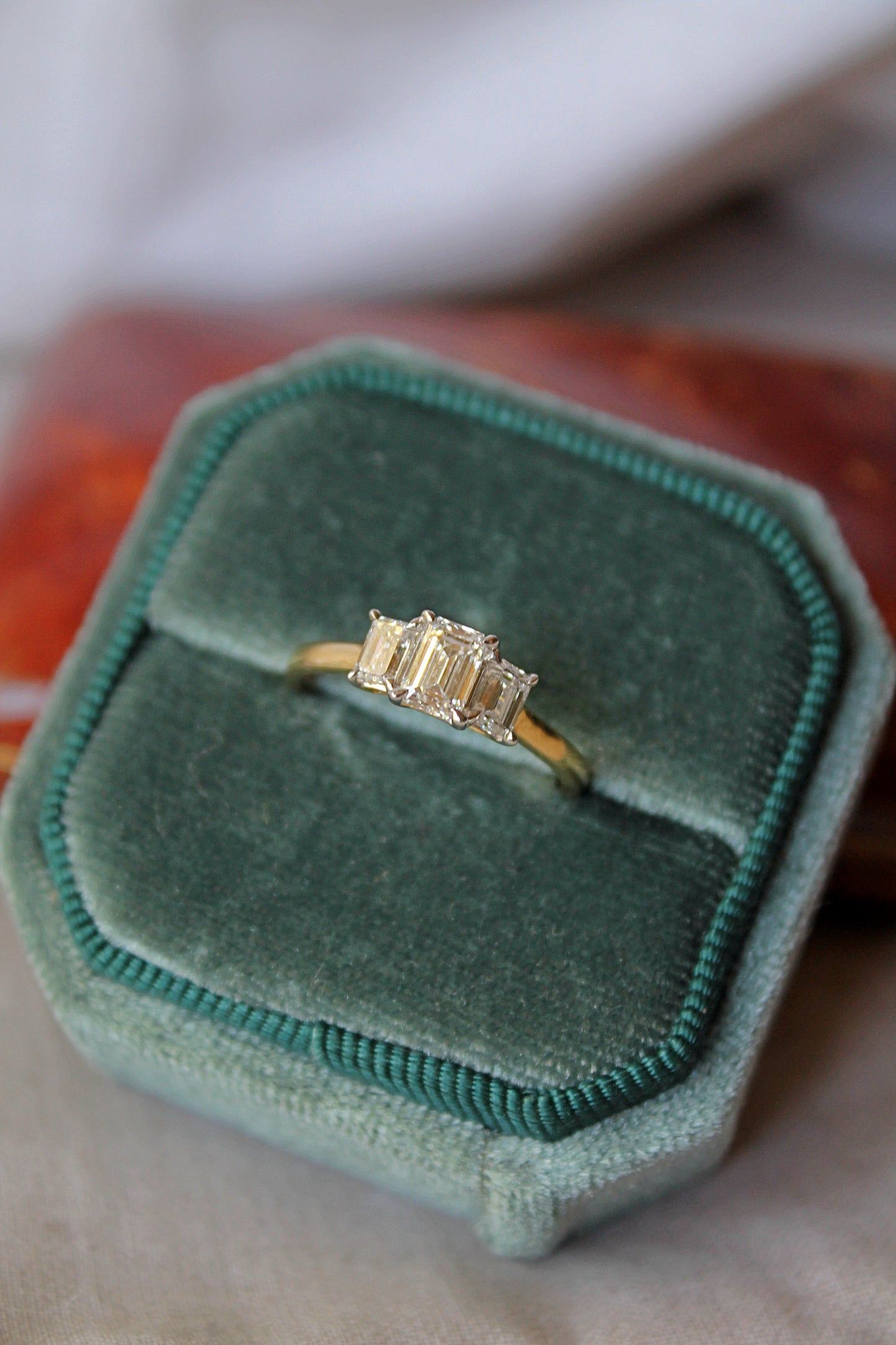 Anillo oro amarillo y diamante sintético