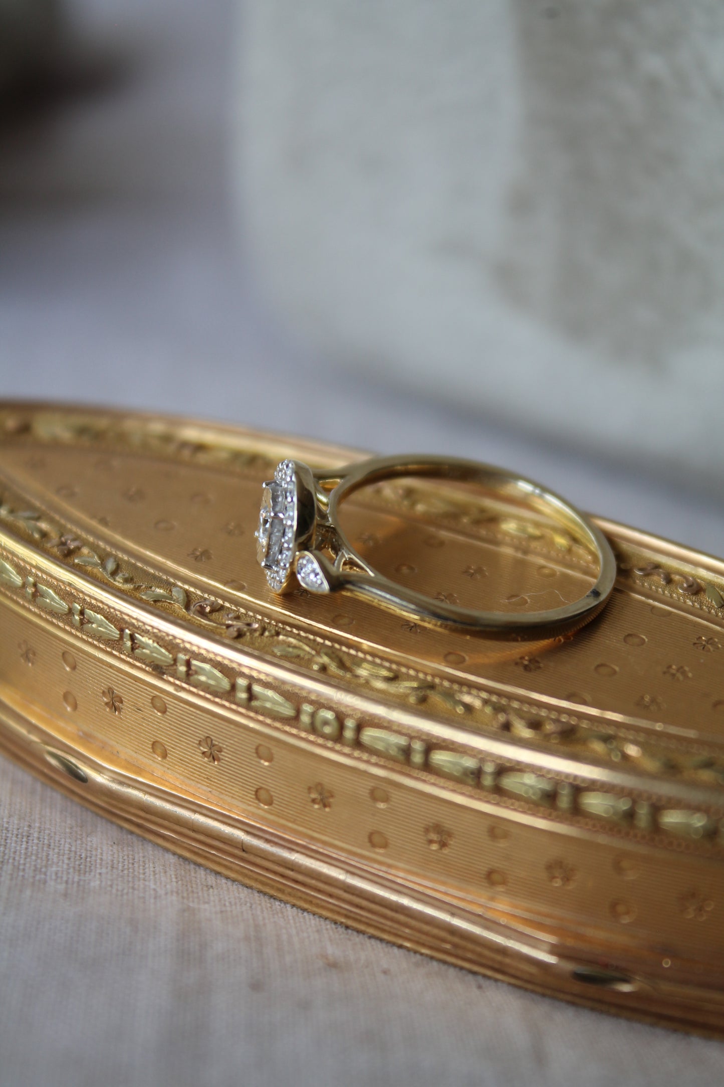 Anillo oro amarillo y diamantes sintéticos