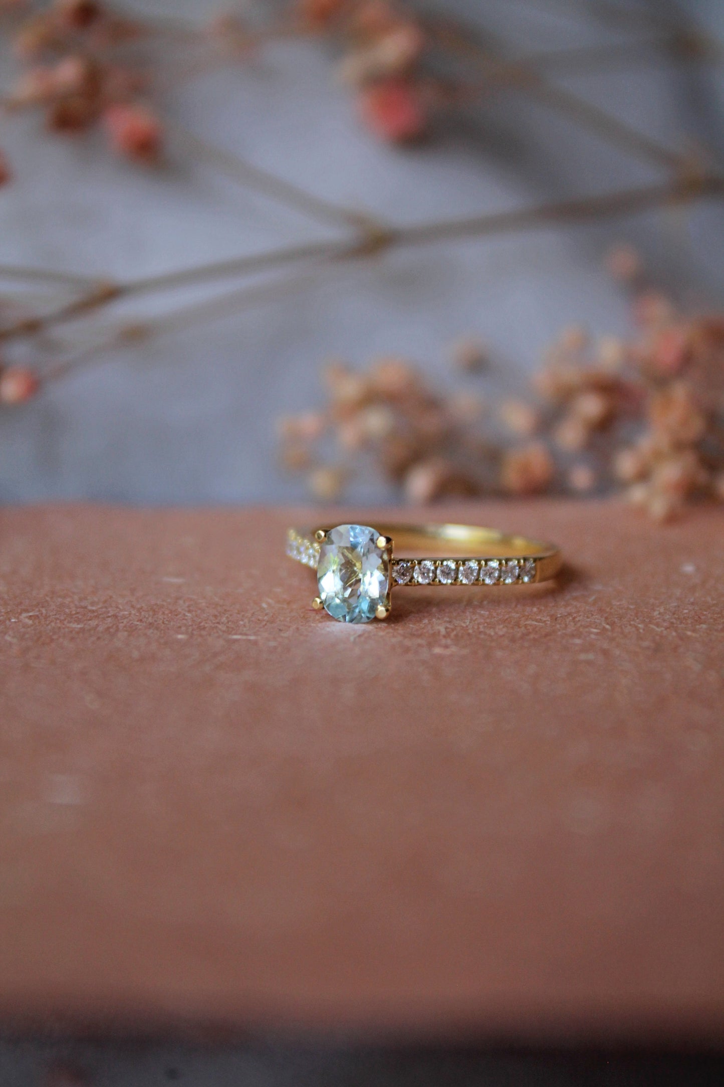 Anillo oro amarillo, aguamarina y brillantes