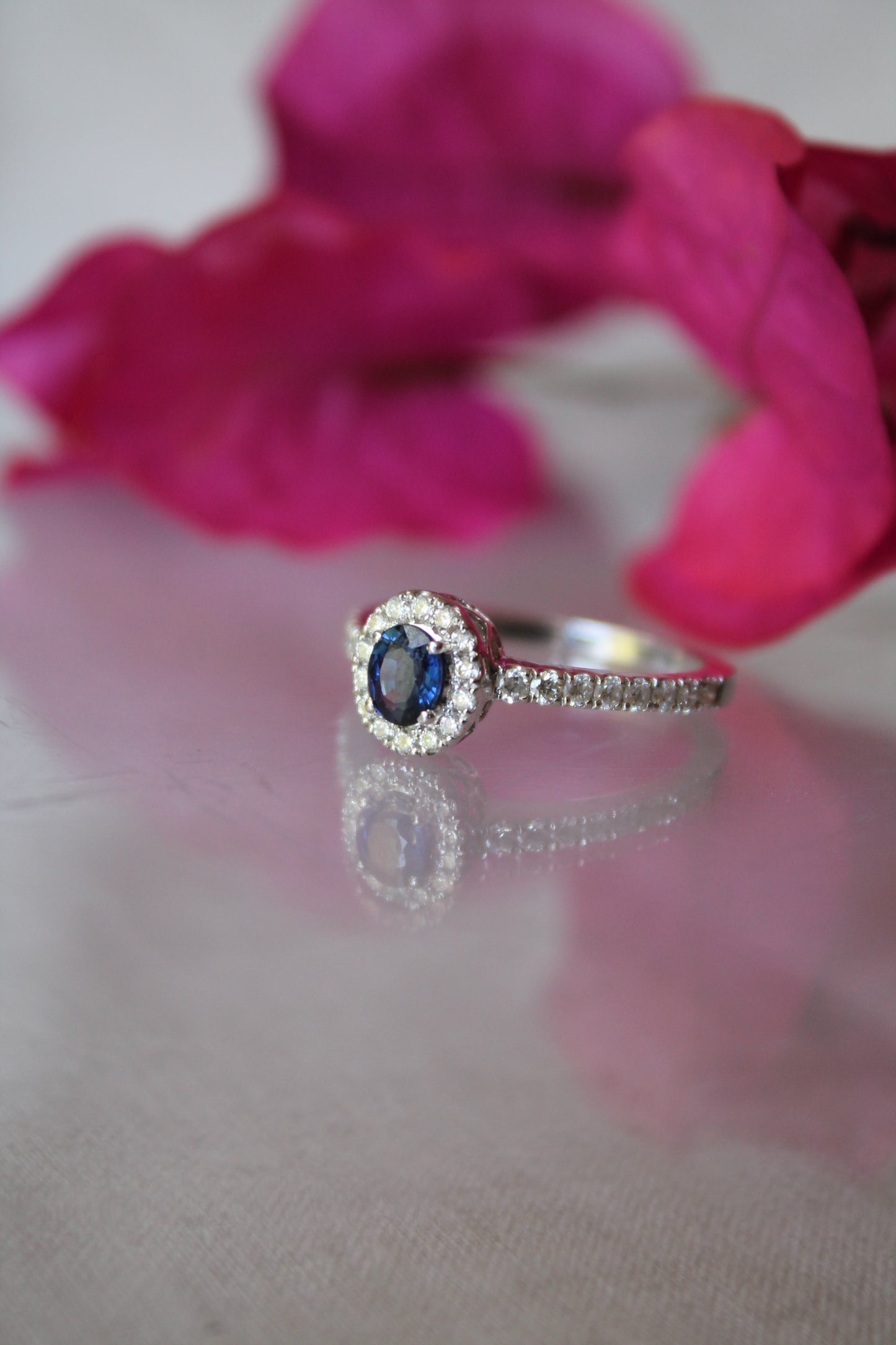 Anillo modelo Lady Di, oro blanco, zafiro y brillantes