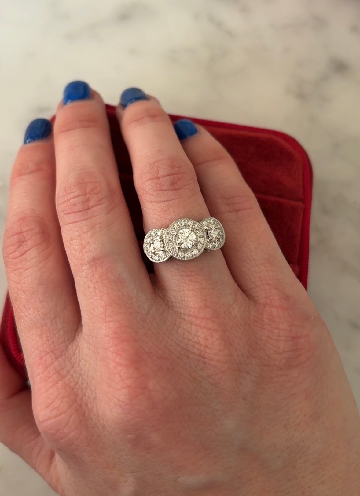 Anillo a pedido, modelo triple halo, hecho a mano de platino y brillantes