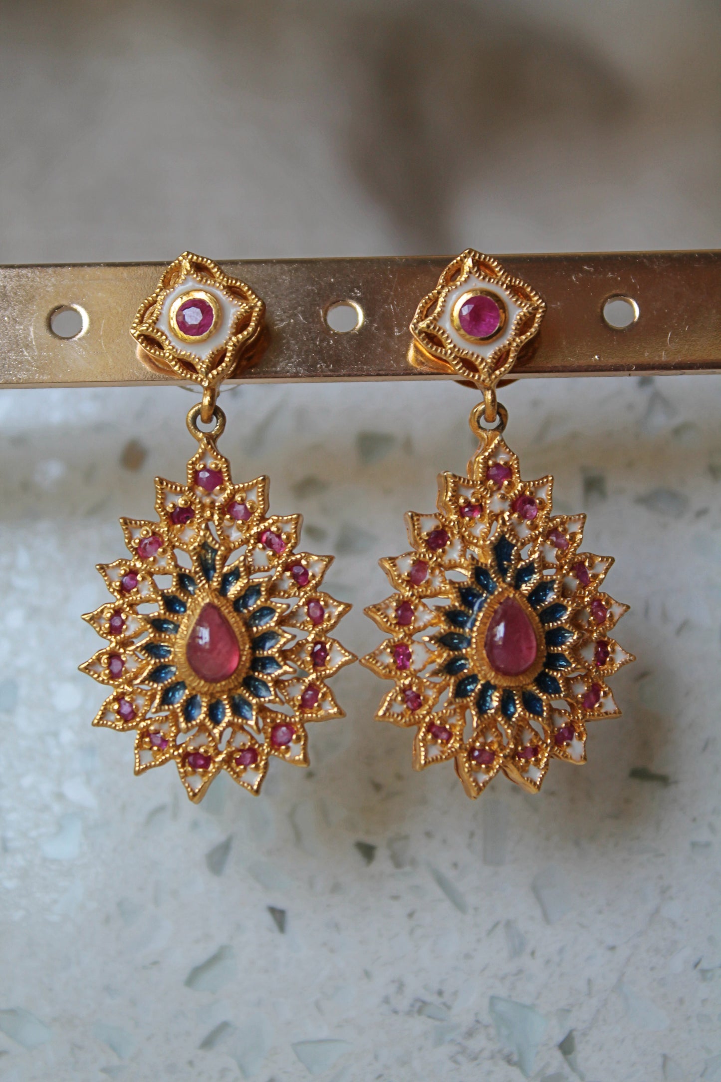 Aros plata 925 enchapados en oro, rubíes y esmaltados