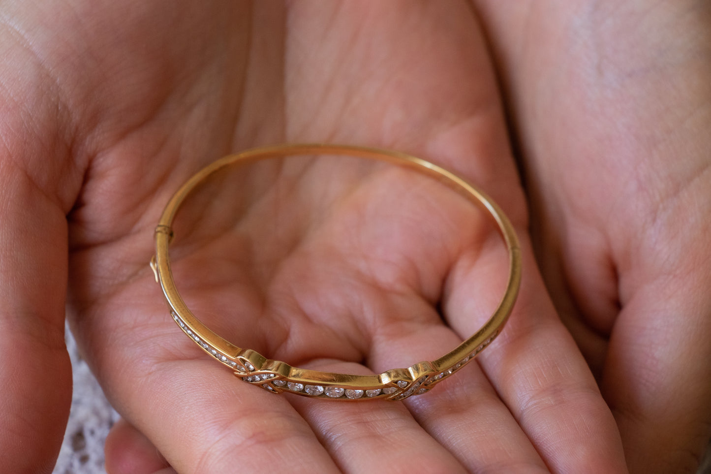 Pulsera fija origen europeo estilo antique, oro amarillo y brillantes.