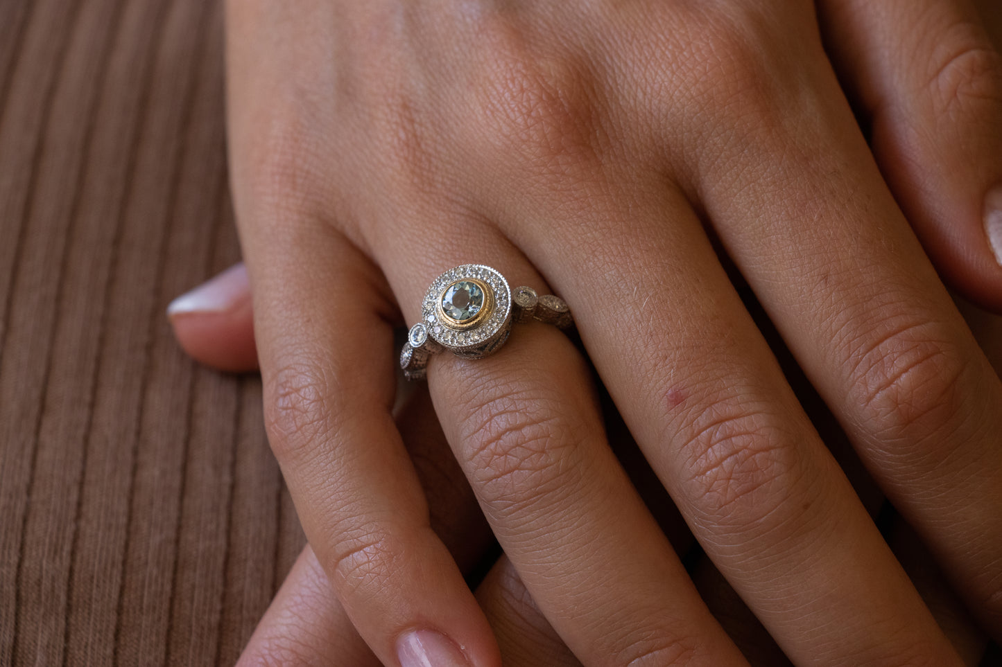 Anillo a pedido, hecho a mano, platino, oro amarillo, aguamarina y brillantes.