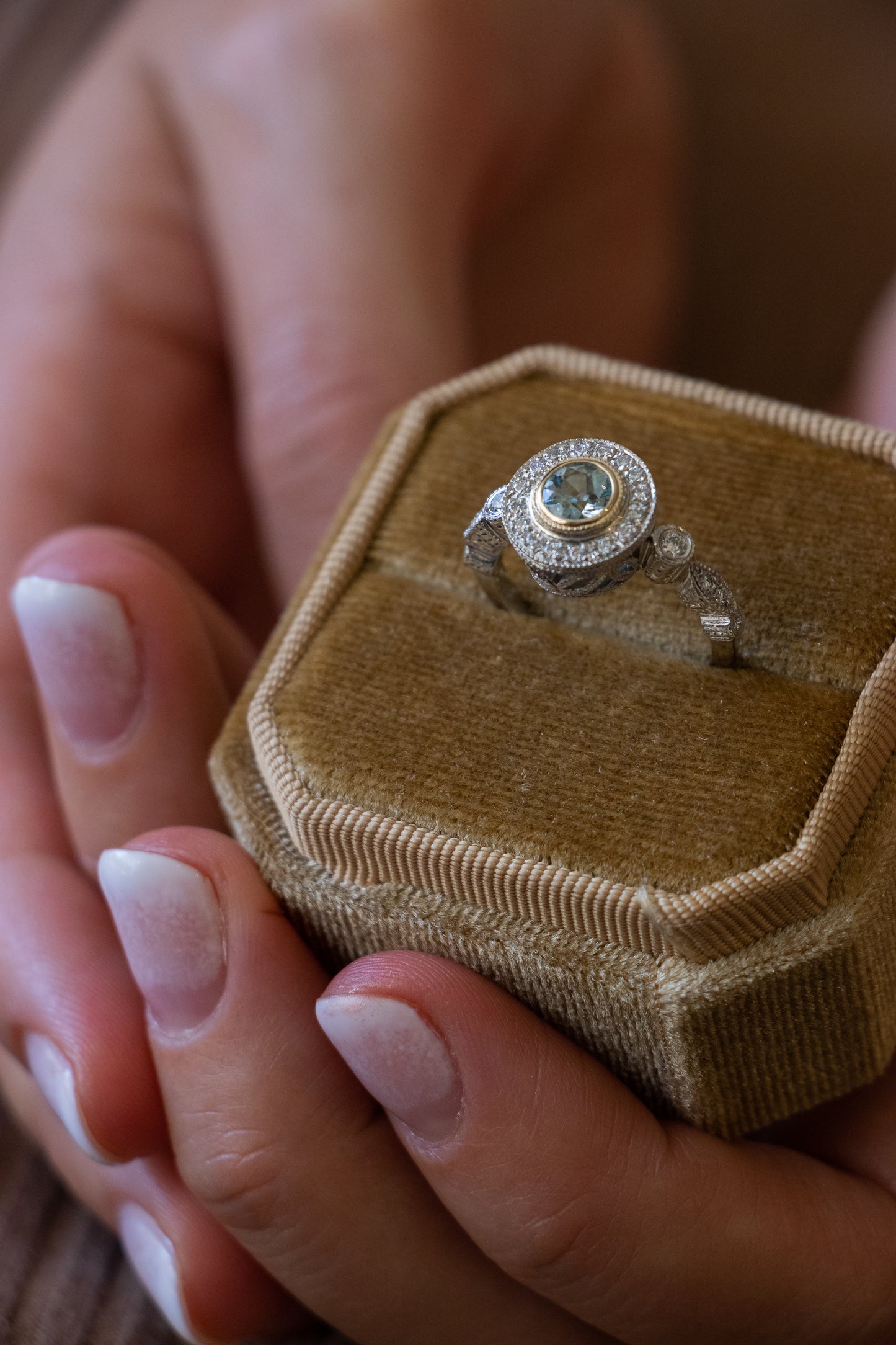 Anillo a pedido, hecho a mano, platino, oro amarillo, aguamarina y brillantes.