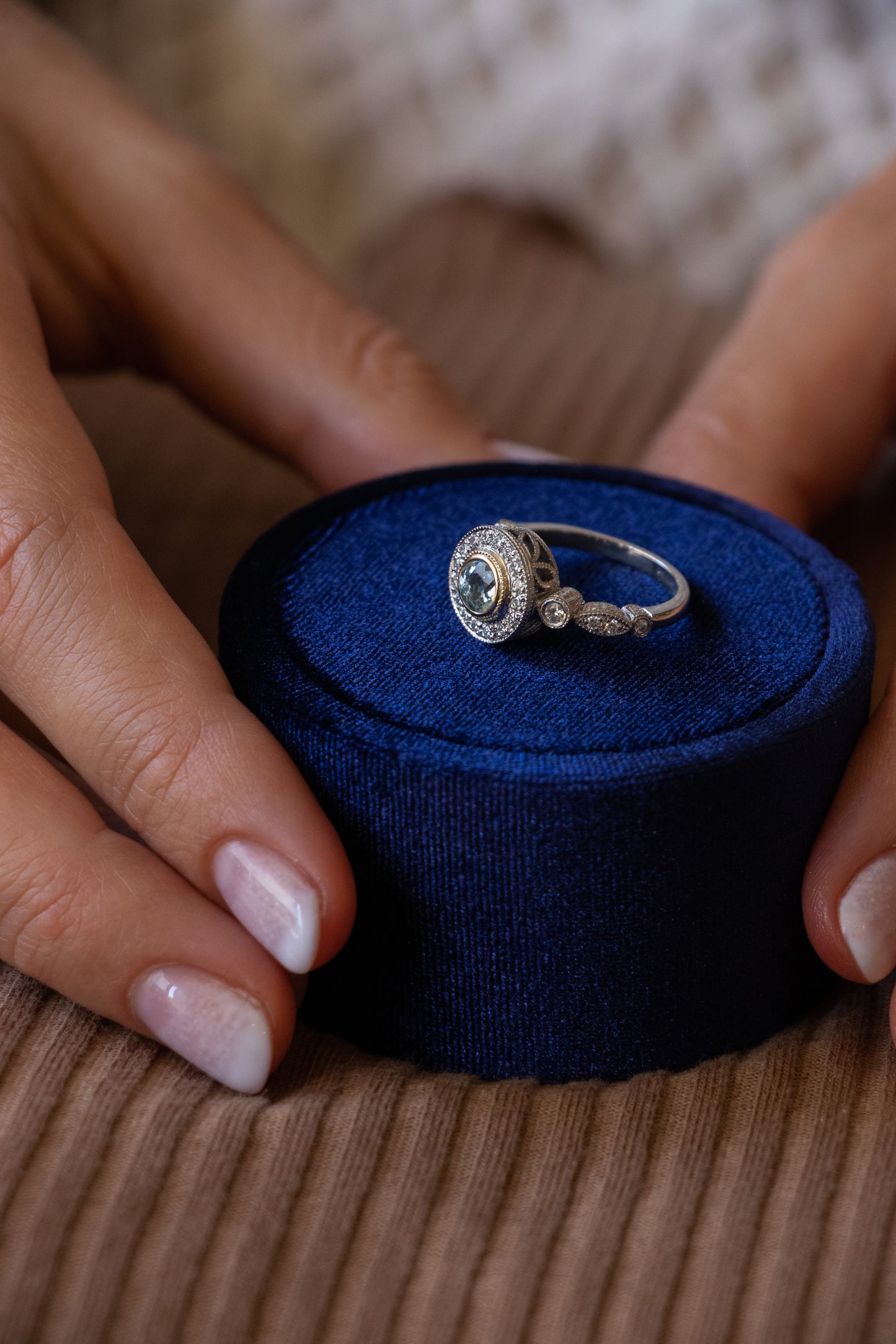 Anillo a pedido, hecho a mano, platino, oro amarillo, aguamarina y brillantes.
