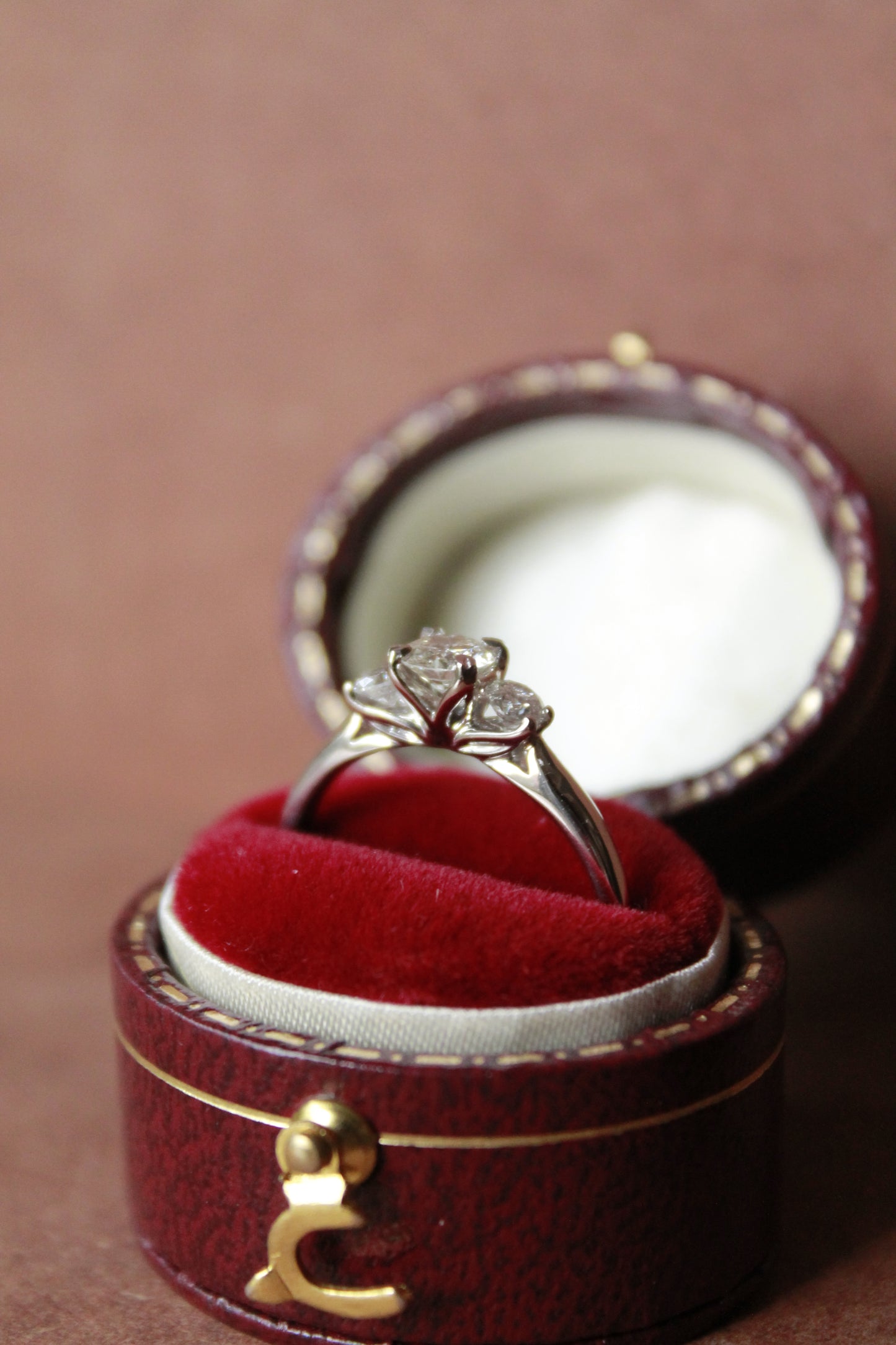 Anillo tricillo, hecho a mano, de oro blanco de 18k y brillantes.