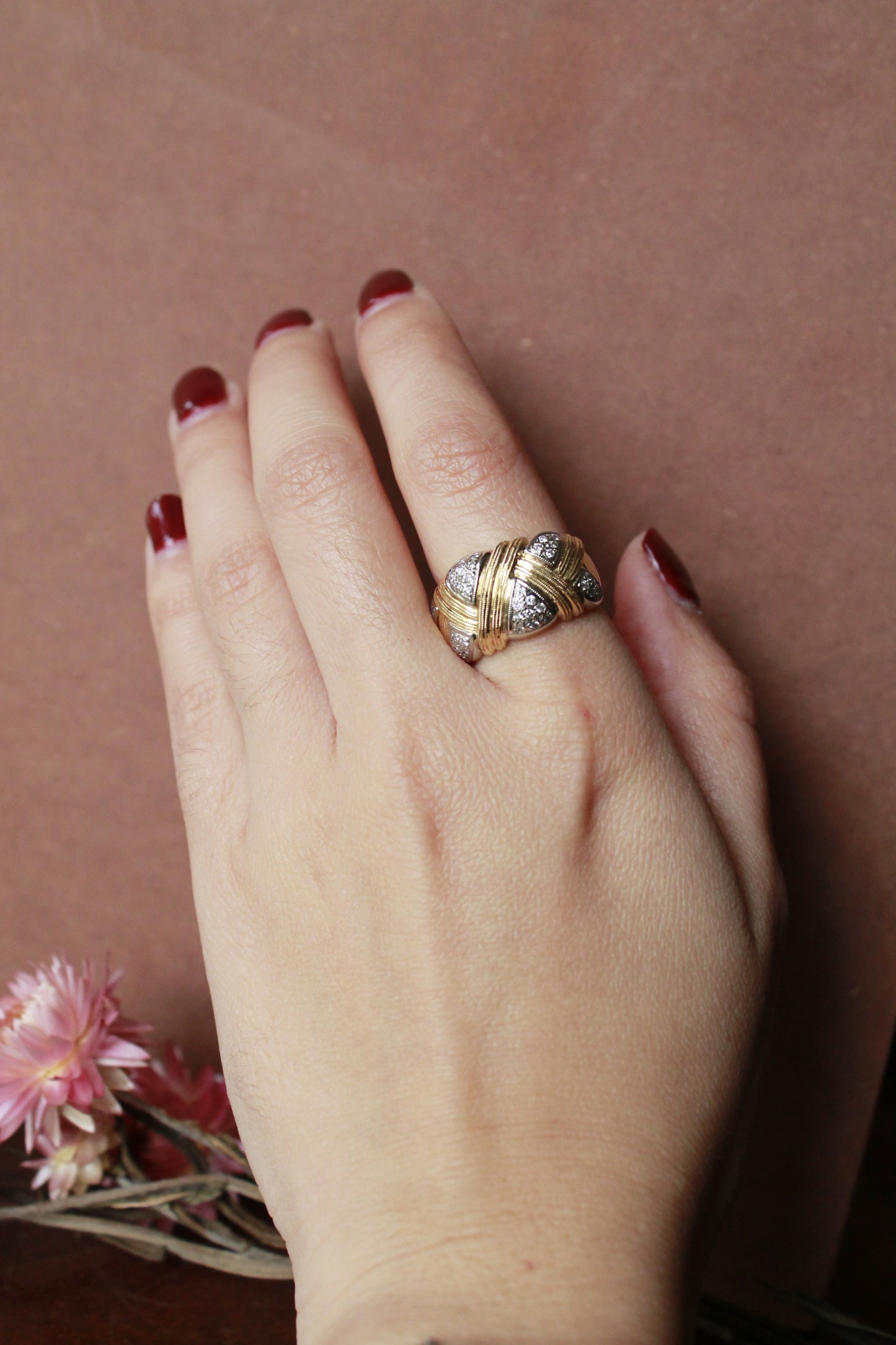 Anillo hecho a mano en oro amarillo, platino y brillantes