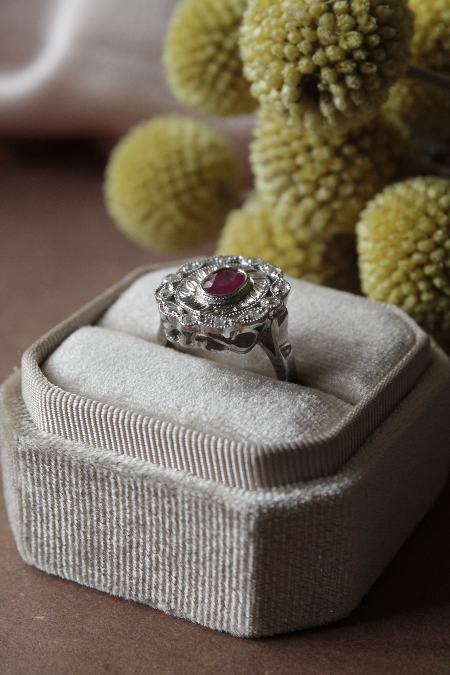 Anillo diseño floral, hecho a mano, plata 925 y Rubí natural