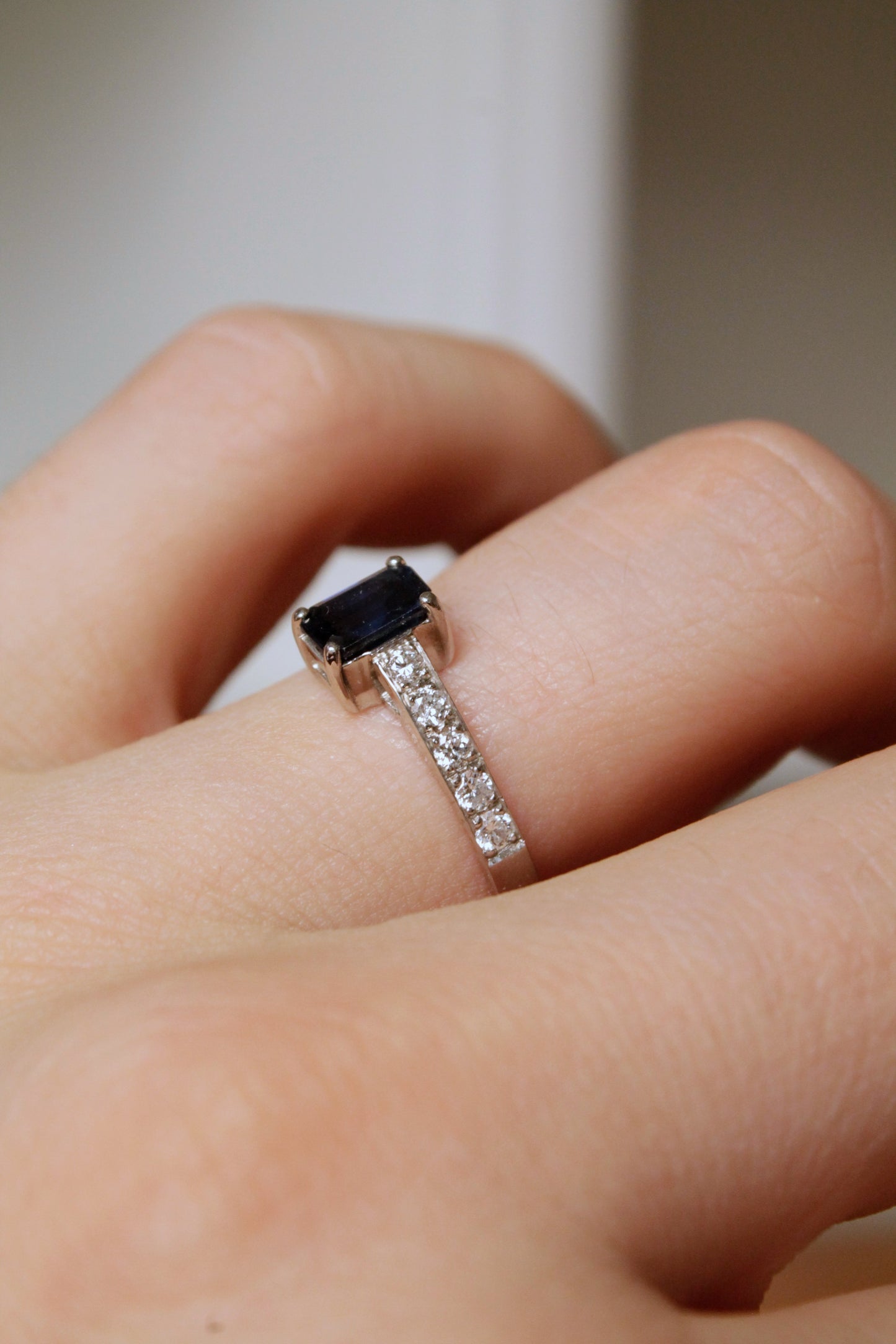 Anillo, platino, zafiro y brillantes