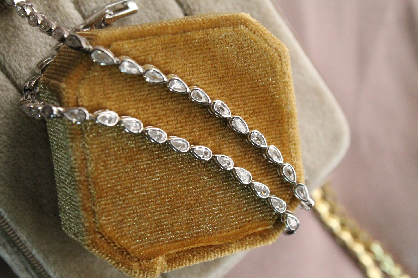 Pulsera tennis gota, plata 925 con enchape en rodio platino y zirconitas.