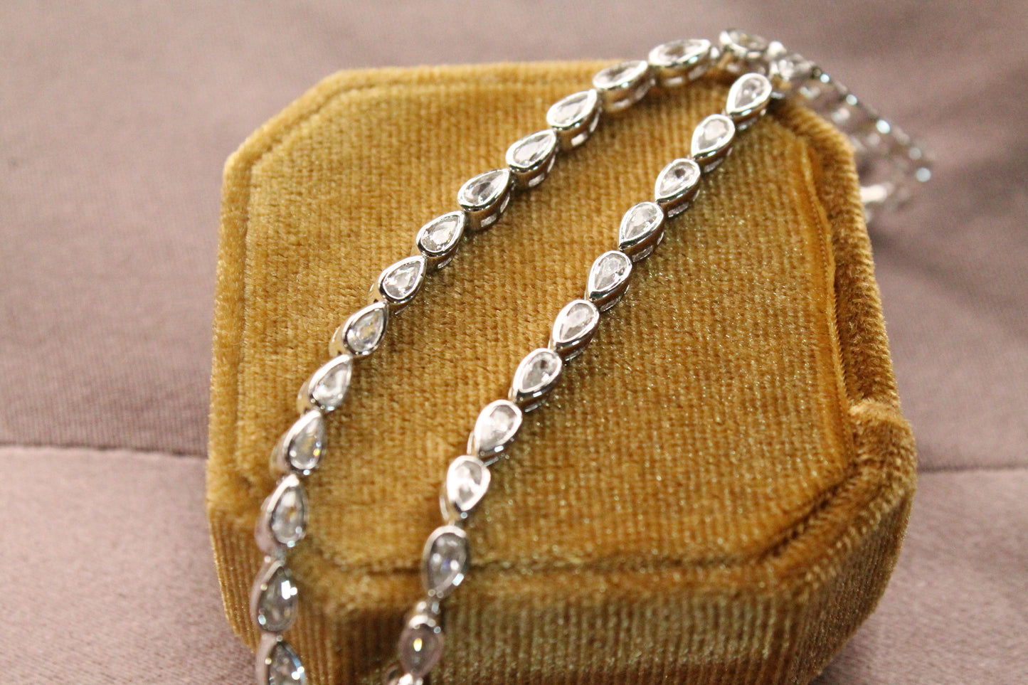 Pulsera tennis gota, plata 925 con enchape en rodio platino y zirconitas.