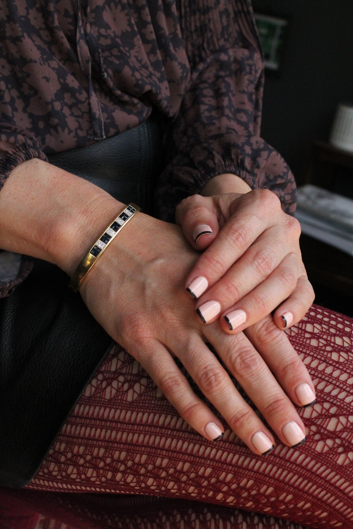 Esclava europea, oro amarillo, zafiros y brillantes.