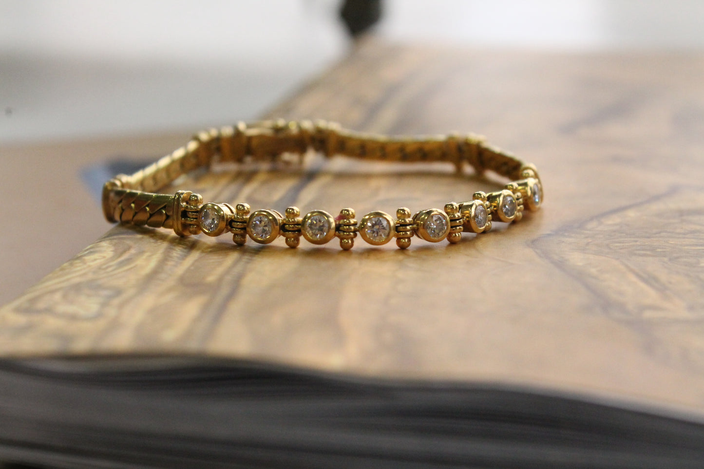 Pulsera europea modelo "tennis", oro amarillo y brillantes.