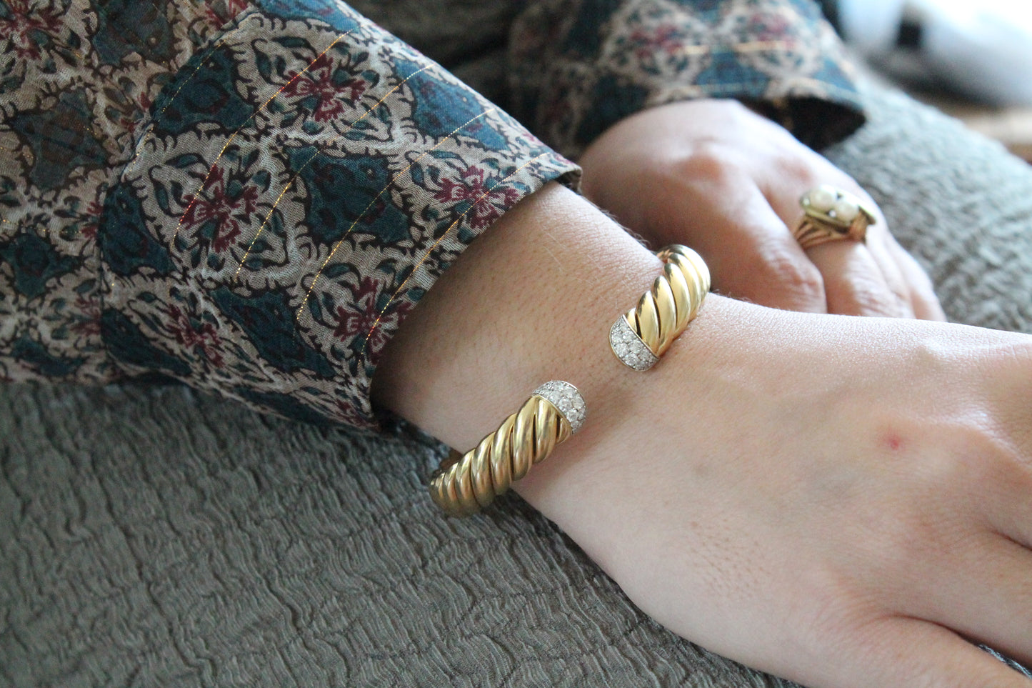 Esclava flexible y trenzada, origen europeo, oro amarillo y brillantes.