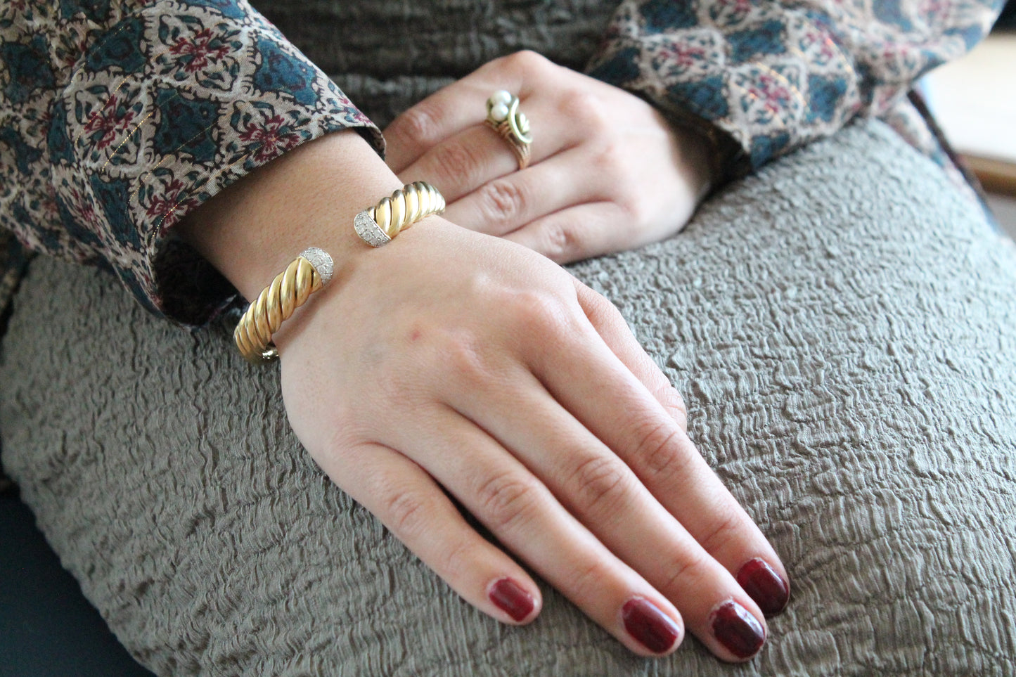 Esclava flexible y trenzada, origen europeo, oro amarillo y brillantes.