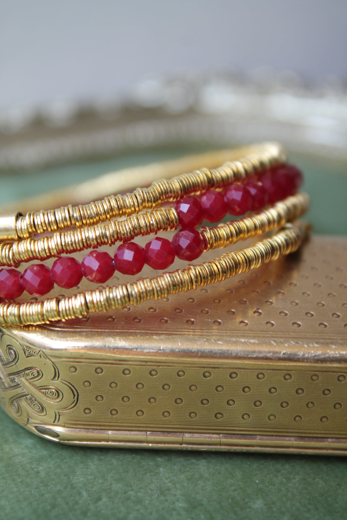 Pulsera metal plata 925, enchape en oro y rubies.