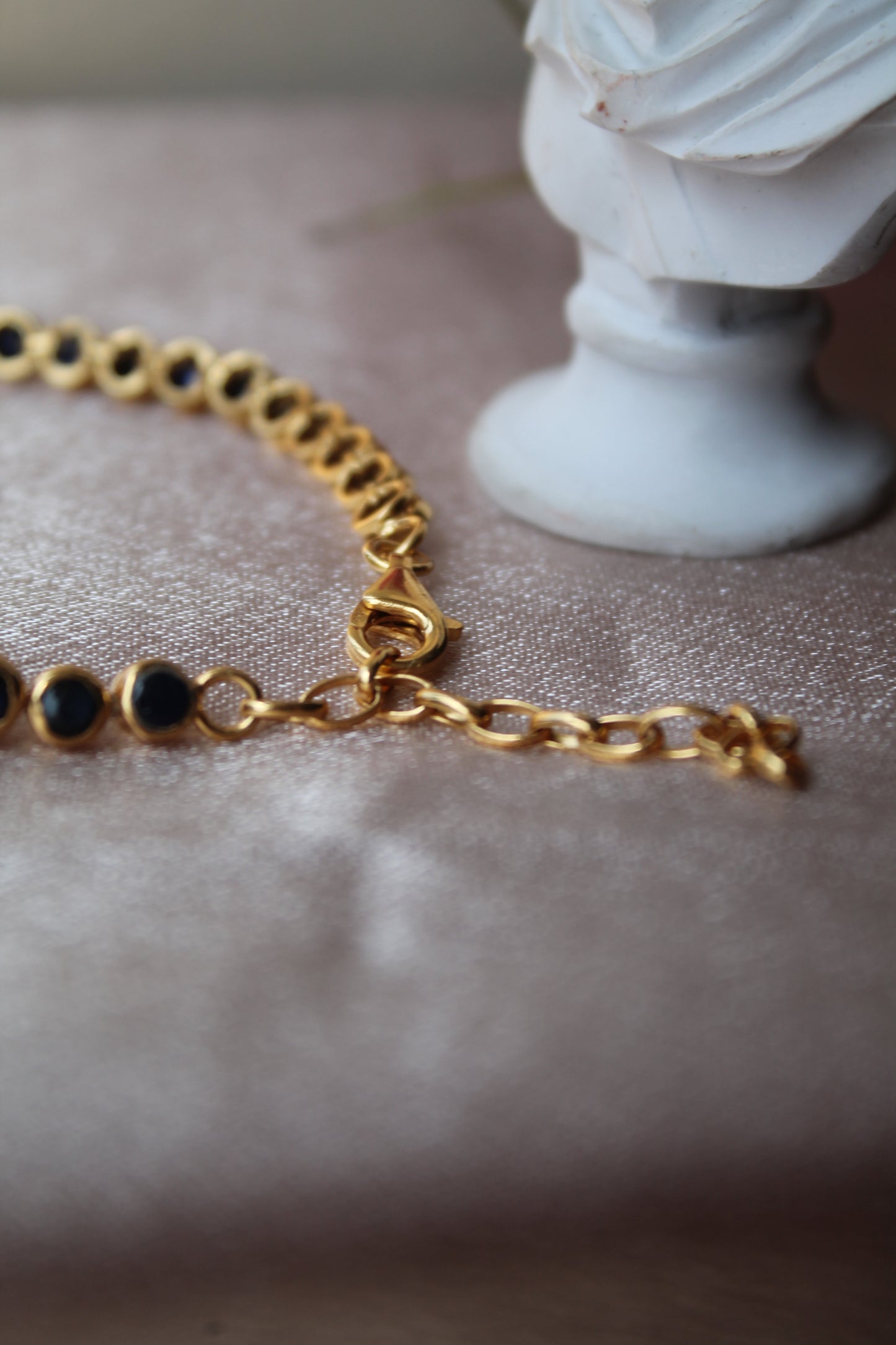 Pulsera metal plata 925, con enchape de oro y zafiros