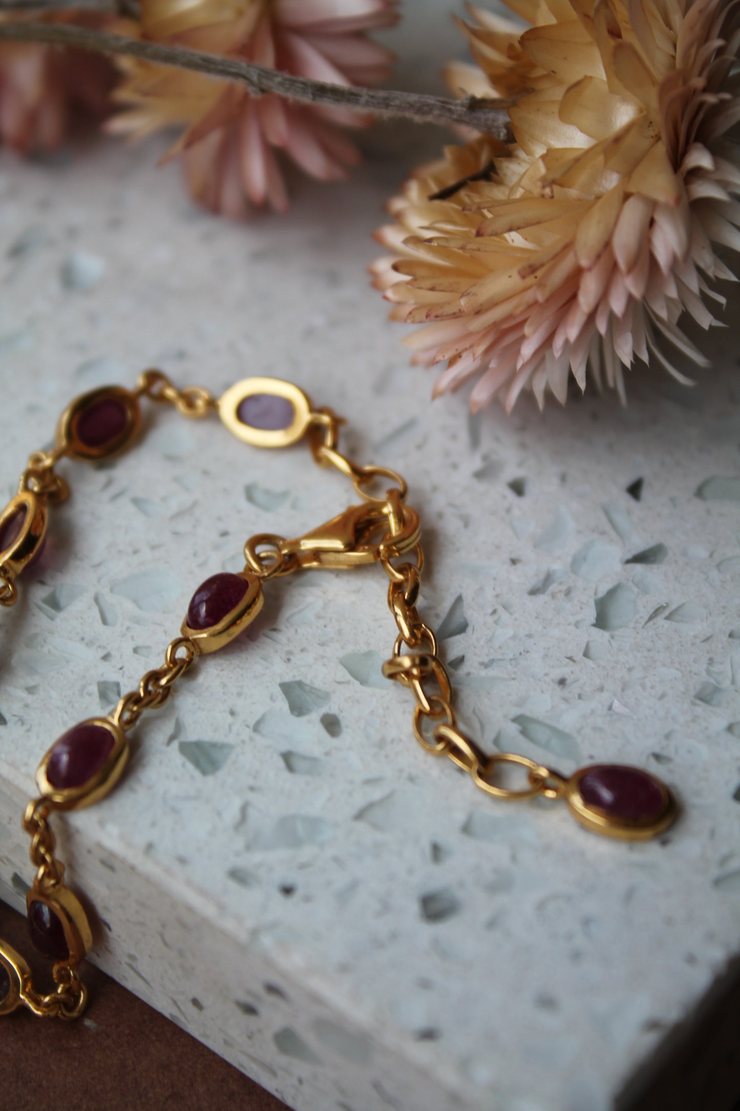 Pulsera metal plata 925, enchape en oro y rubíes