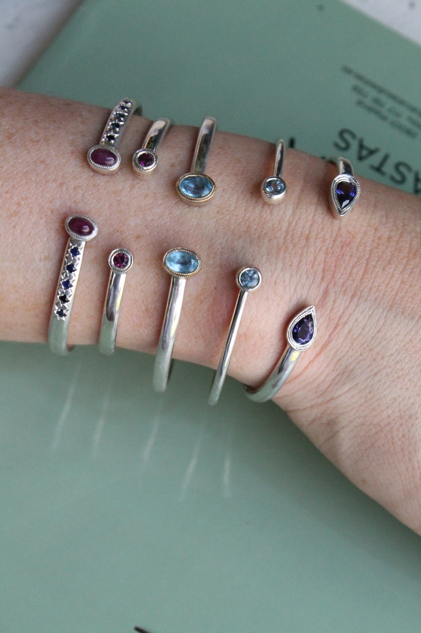 Esclava hecha a mano, plata 925 y iolitas.