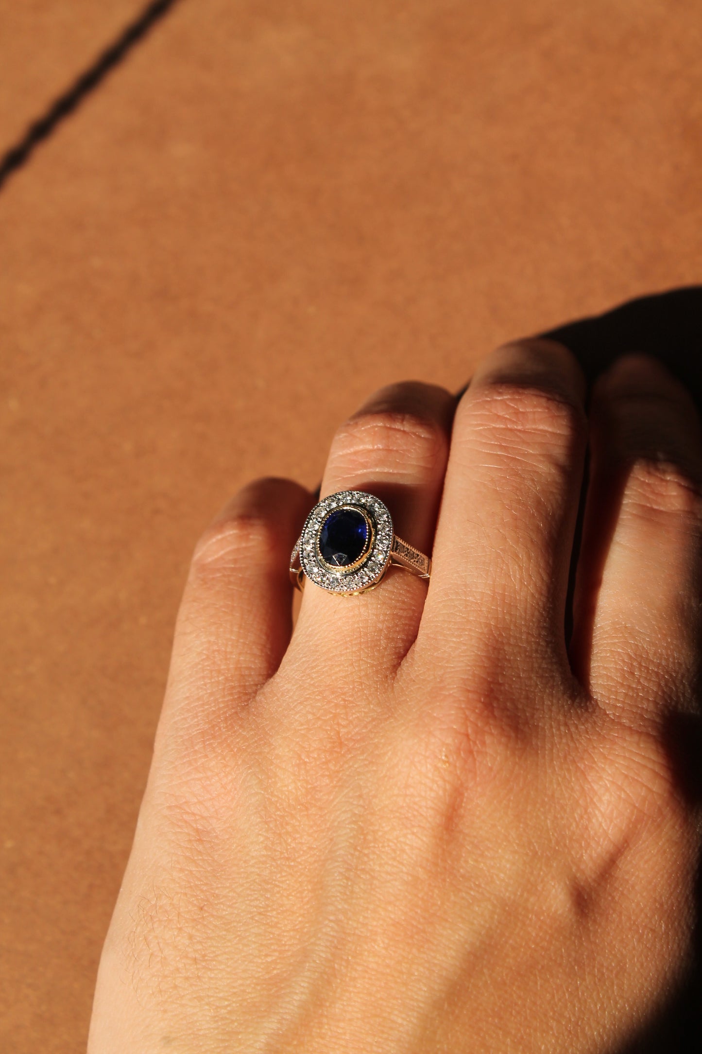 Anillo a pedido, hecho a mano, platino, oro amarillo, zafiro y brillantes